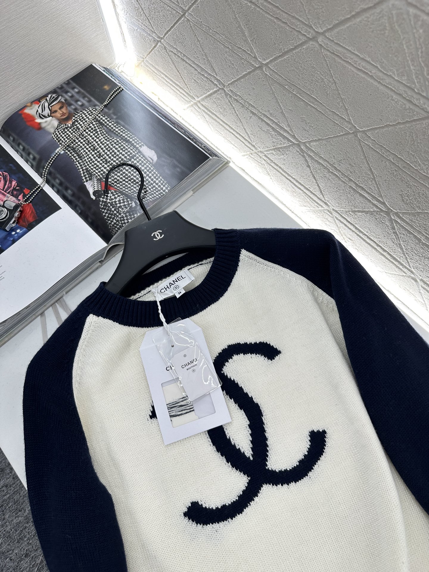 ♥Chane*♥2025新品上架
    圆领插肩字母毛衣
定制YB羊绒纱线织造 手感软糯 穿搭舒适 常