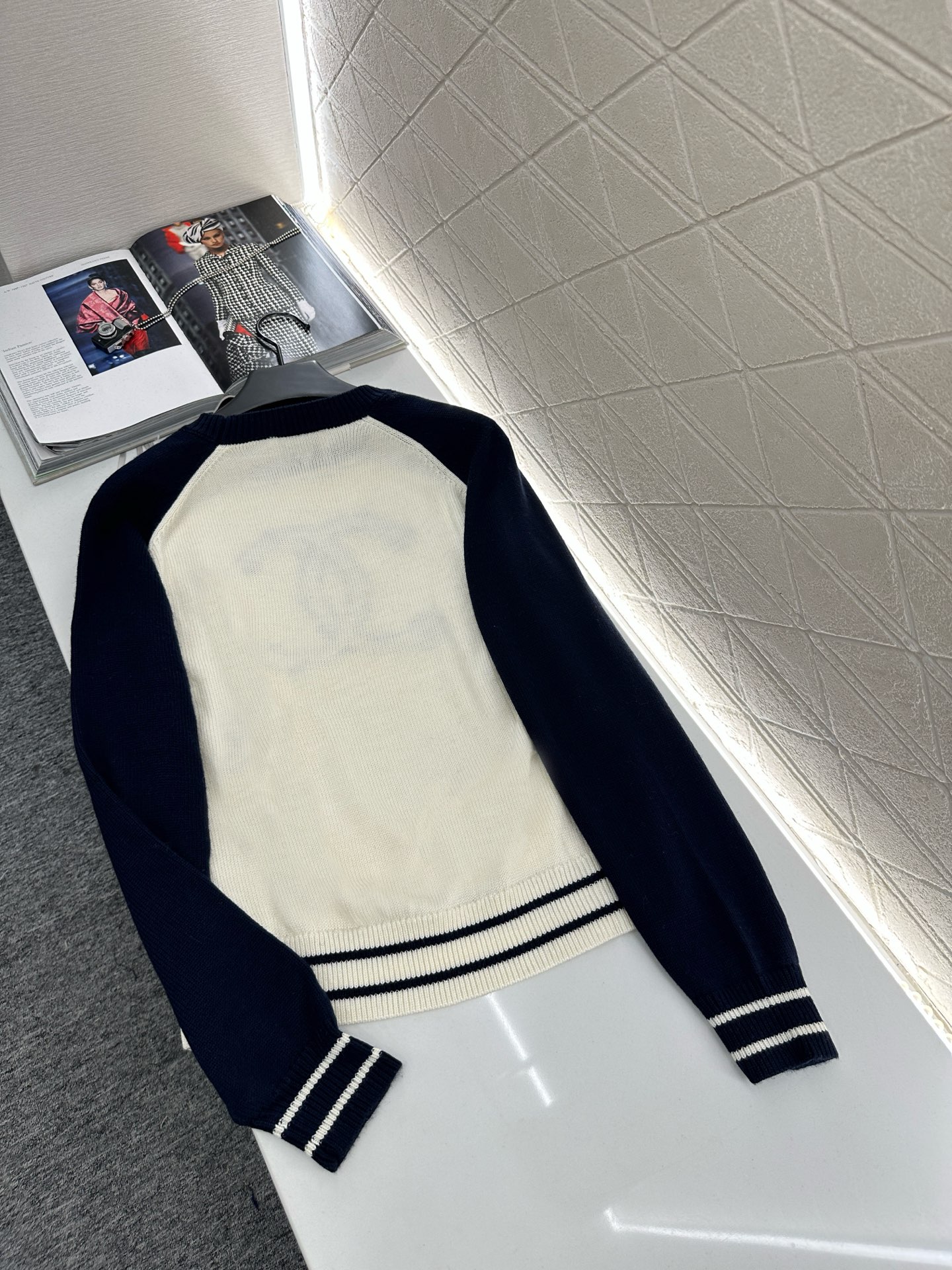 ♥Chane*♥2025新品上架
    圆领插肩字母毛衣
定制YB羊绒纱线织造 手感软糯 穿搭舒适 常