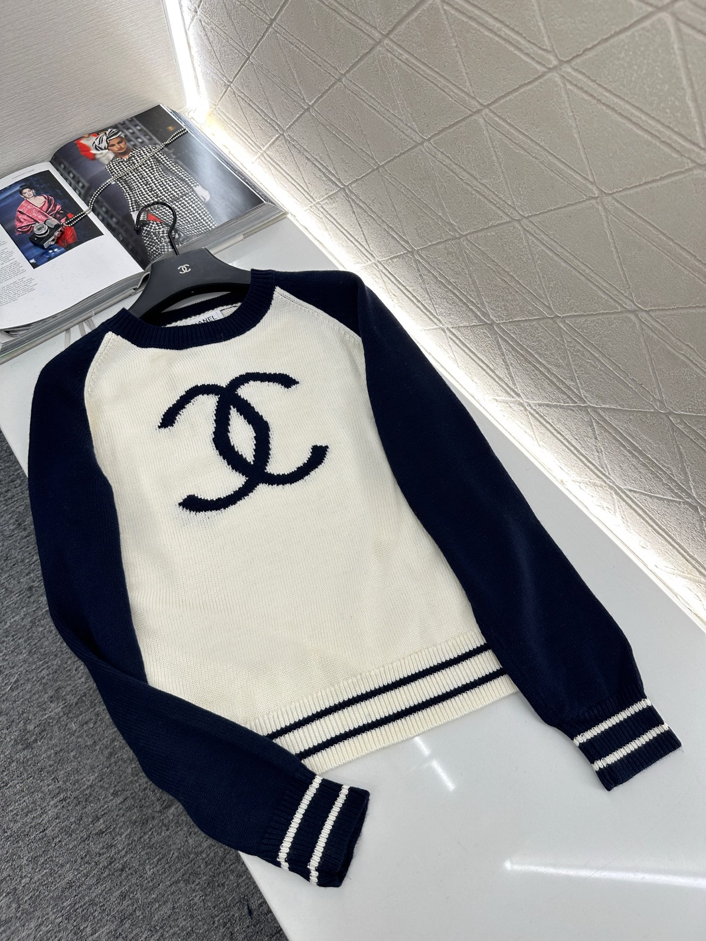 ♥Chane*♥2025新品上架
    圆领插肩字母毛衣
定制YB羊绒纱线织造 手感软糯 穿搭舒适 常