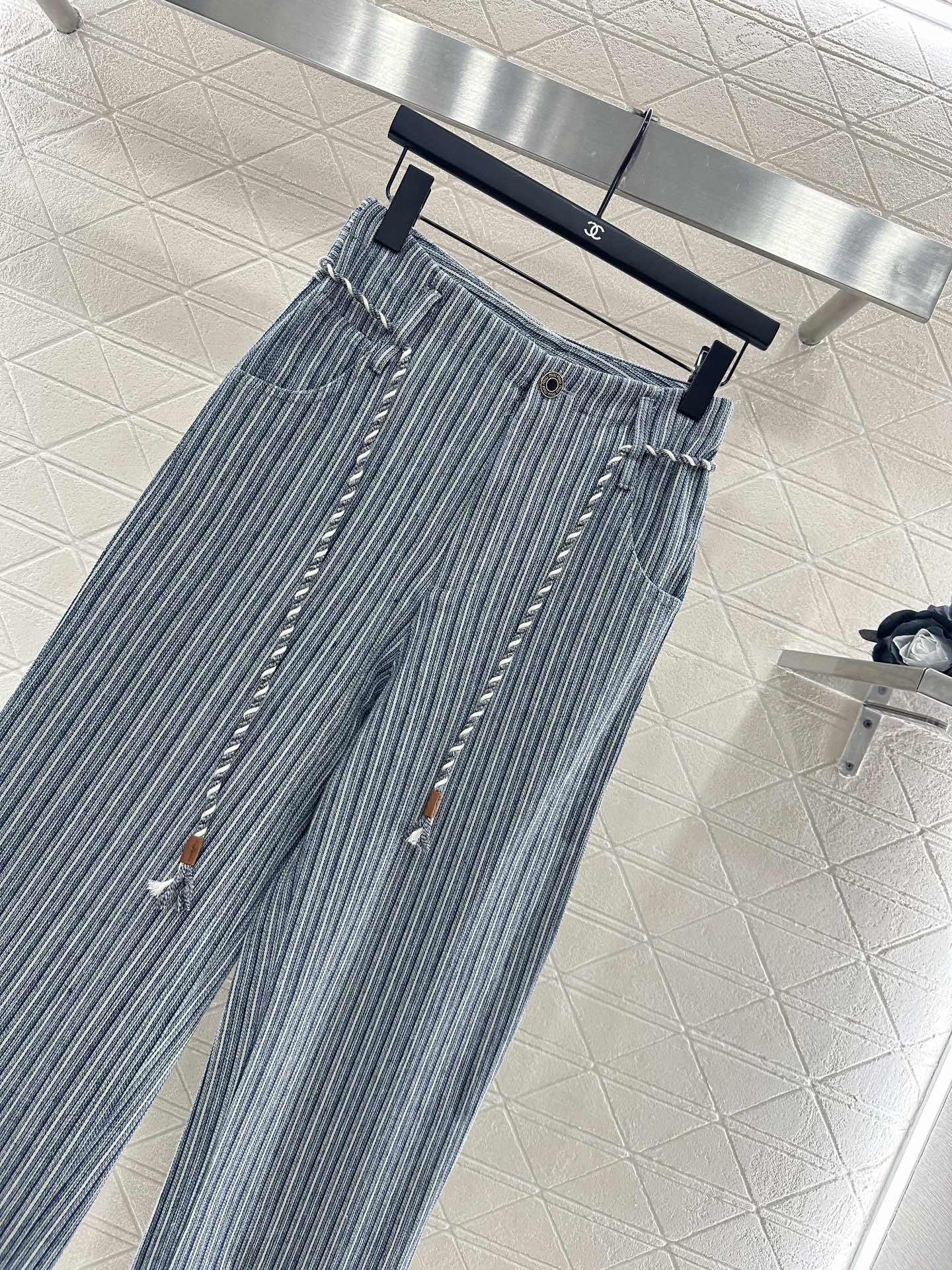 ♥Miumi*♥2025新品上架
     绞花色条纹直筒长裤
定制YB斜纹棉牛仔材质 质感亲肤舒适 立