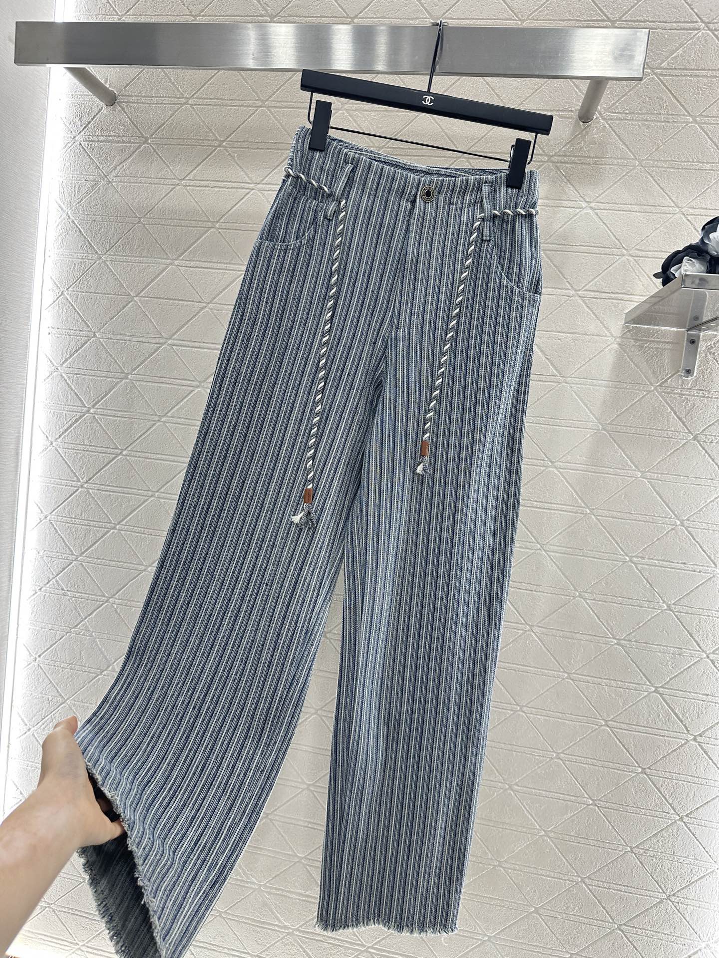 ♥Miumi*♥2025新品上架
     绞花色条纹直筒长裤
定制YB斜纹棉牛仔材质 质感亲肤舒适 立