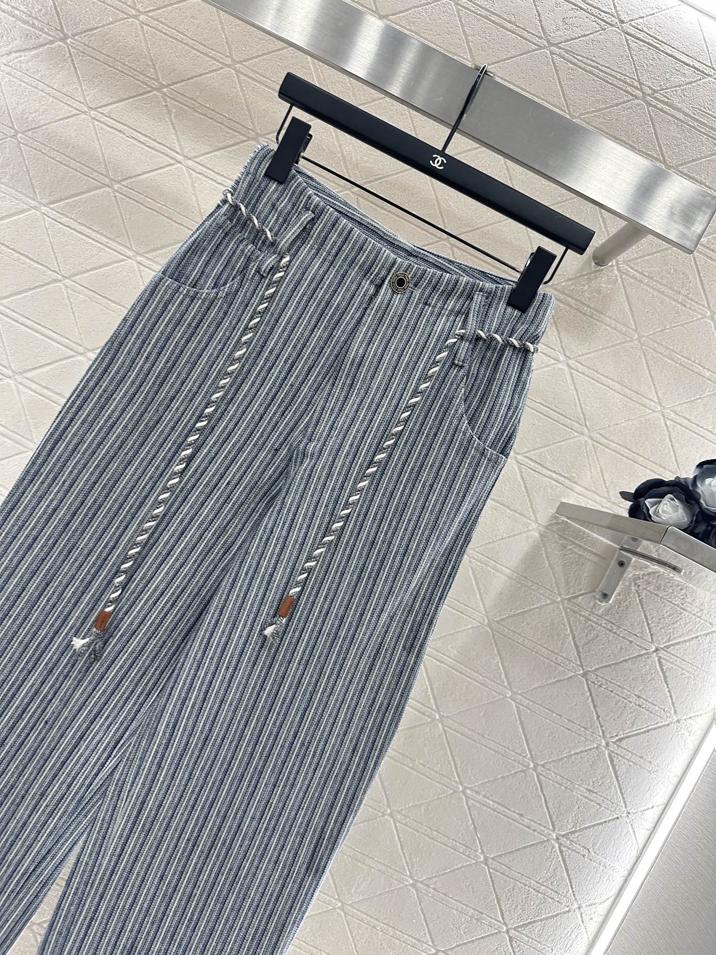 ♥Miumi*♥2025新品上架
     绞花色条纹直筒长裤
定制YB斜纹棉牛仔材质 质感亲肤舒适 立