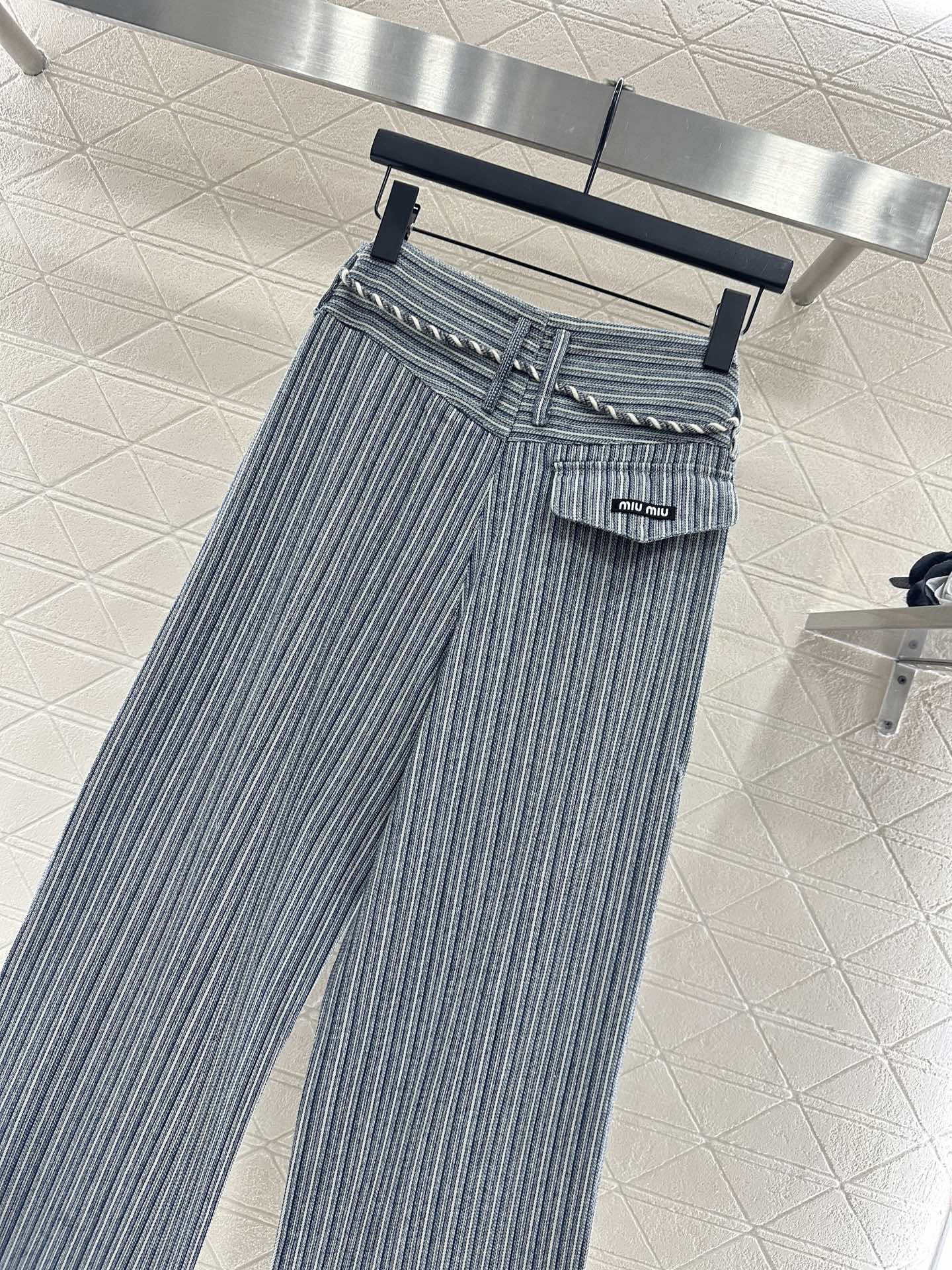 ♥Miumi*♥2025新品上架
     绞花色条纹直筒长裤
定制YB斜纹棉牛仔材质 质感亲肤舒适 立