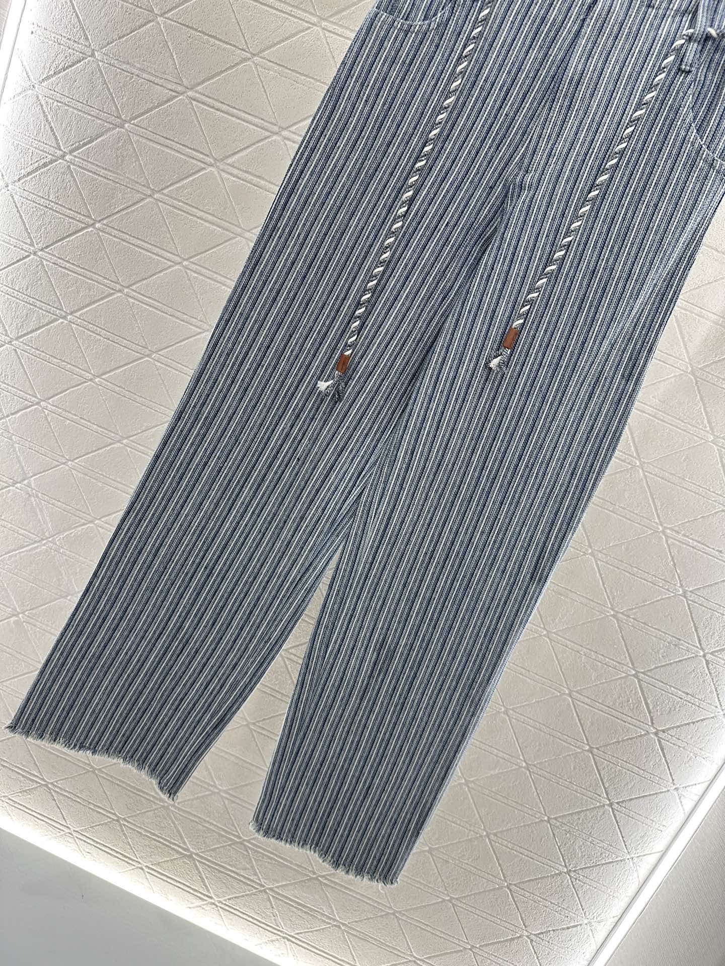 ♥Miumi*♥2025新品上架
     绞花色条纹直筒长裤
定制YB斜纹棉牛仔材质 质感亲肤舒适 立