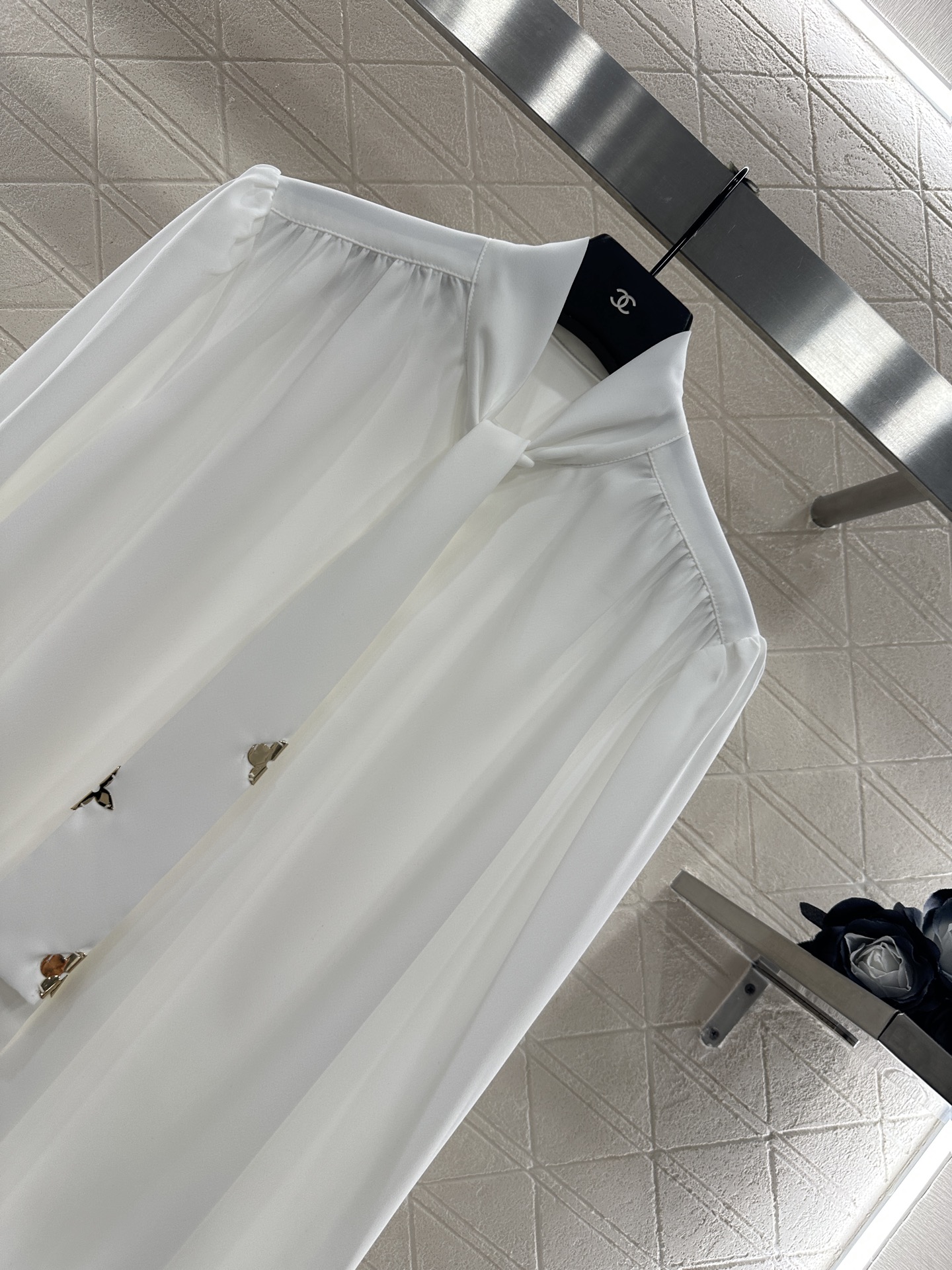 ♥Louis Vuitto*♥2025新品上架
      压褶系带领正肩衬衫
定制YB进口斜纹稠材质 