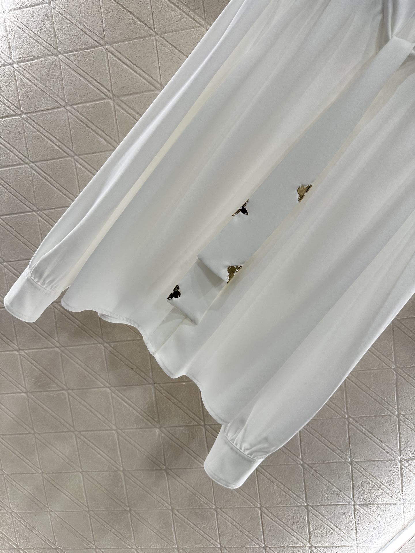 ♥Louis Vuitto*♥2025新品上架
      压褶系带领正肩衬衫
定制YB进口斜纹稠材质 