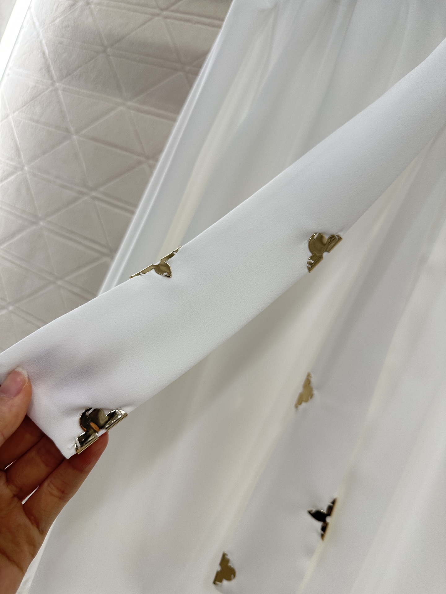 ♥Louis Vuitto*♥2025新品上架
      压褶系带领正肩衬衫
定制YB进口斜纹稠材质 