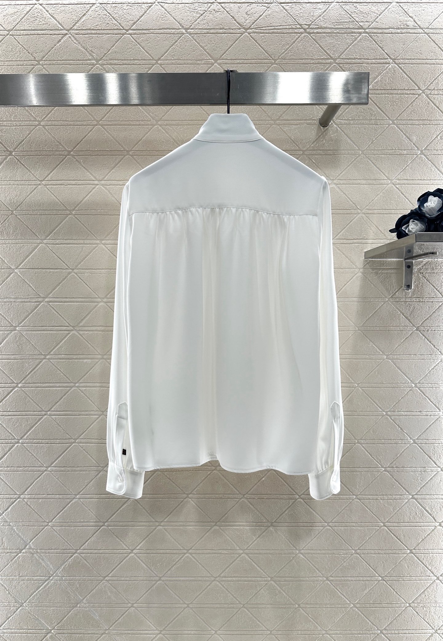 ♥Louis Vuitto*♥2025新品上架
      压褶系带领正肩衬衫
定制YB进口斜纹稠材质 