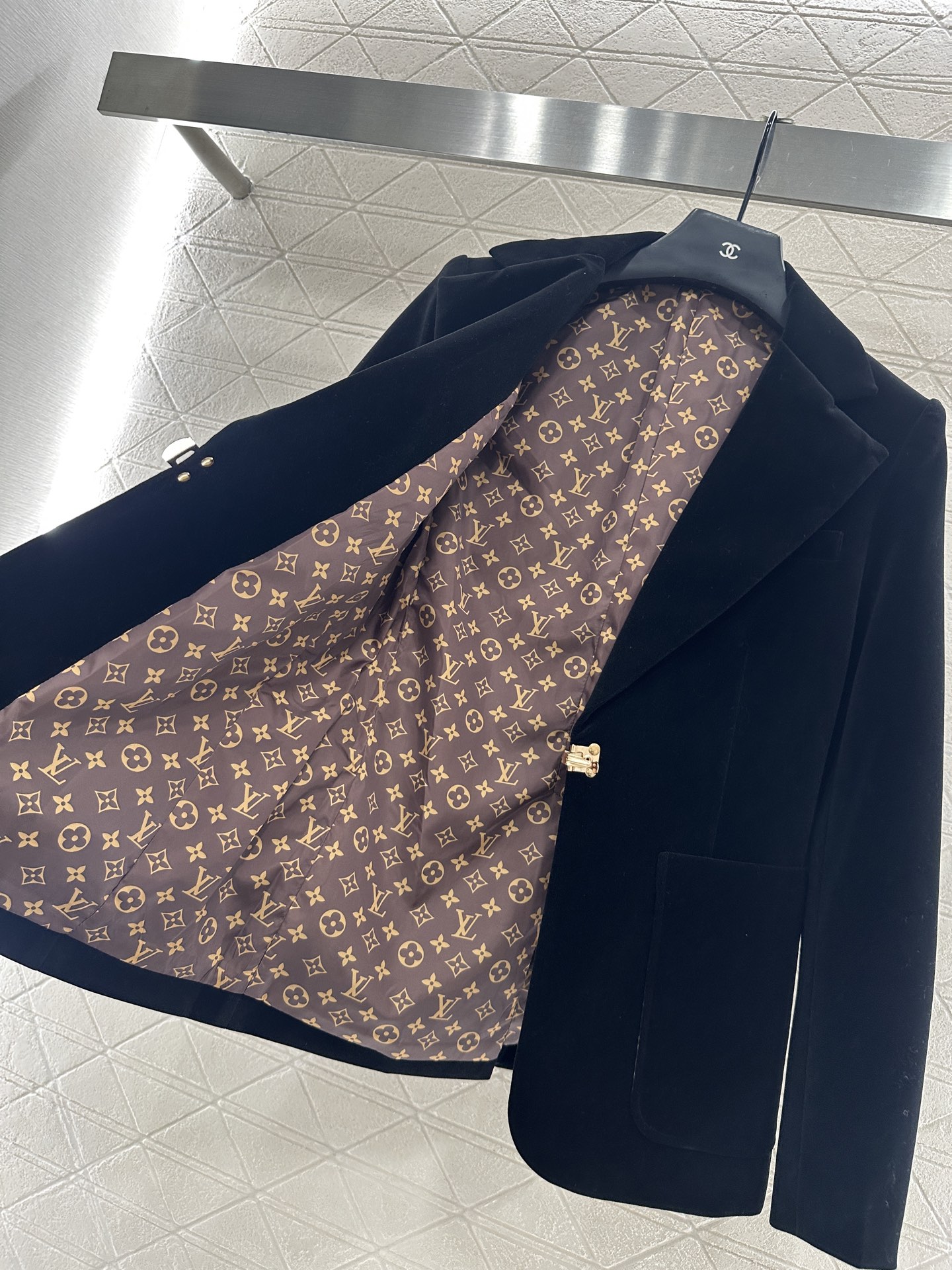 ♥Louis Vuitto*♥2025新品上架
       翻领金扣西装外套
定制YB金丝绒西装材质 