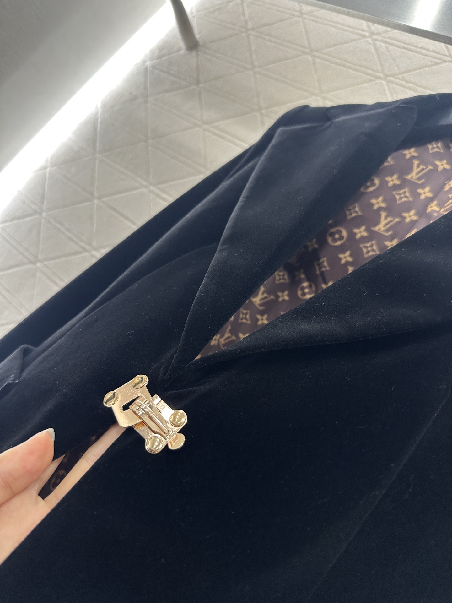 ♥Louis Vuitto*♥2025新品上架
       翻领金扣西装外套
定制YB金丝绒西装材质 