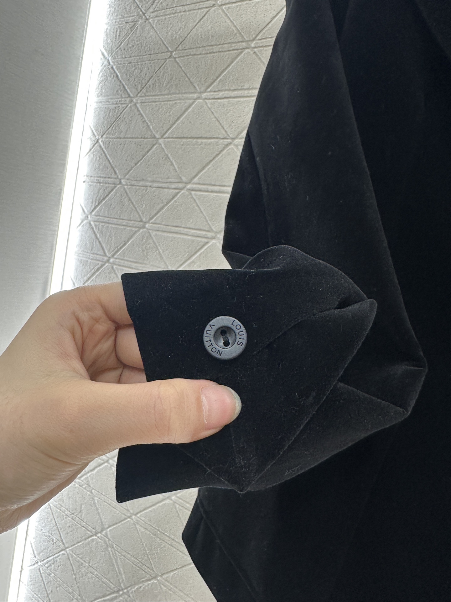 ♥Louis Vuitto*♥2025新品上架
       翻领金扣西装外套
定制YB金丝绒西装材质 