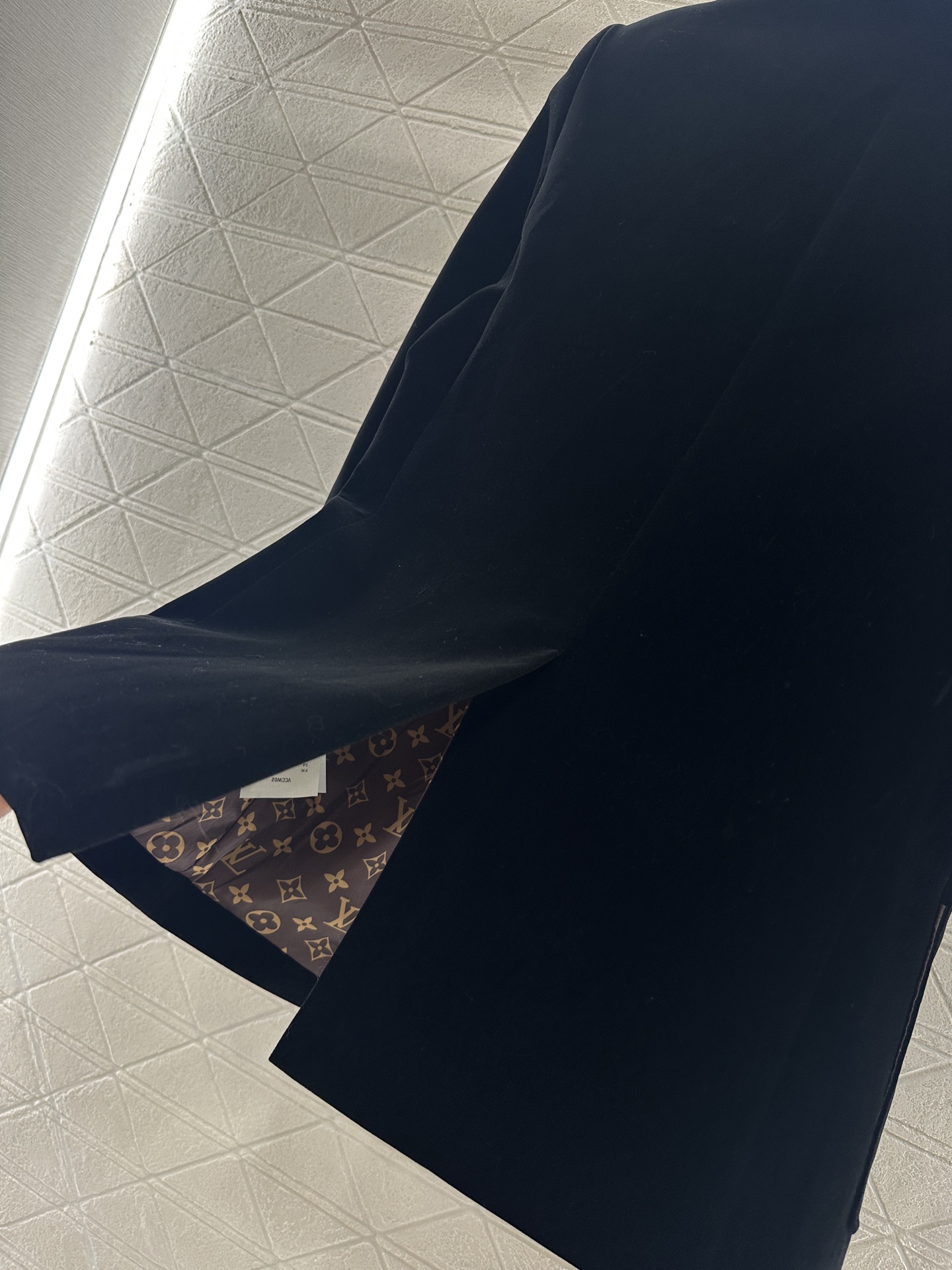 ♥Louis Vuitto*♥2025新品上架
       翻领金扣西装外套
定制YB金丝绒西装材质 