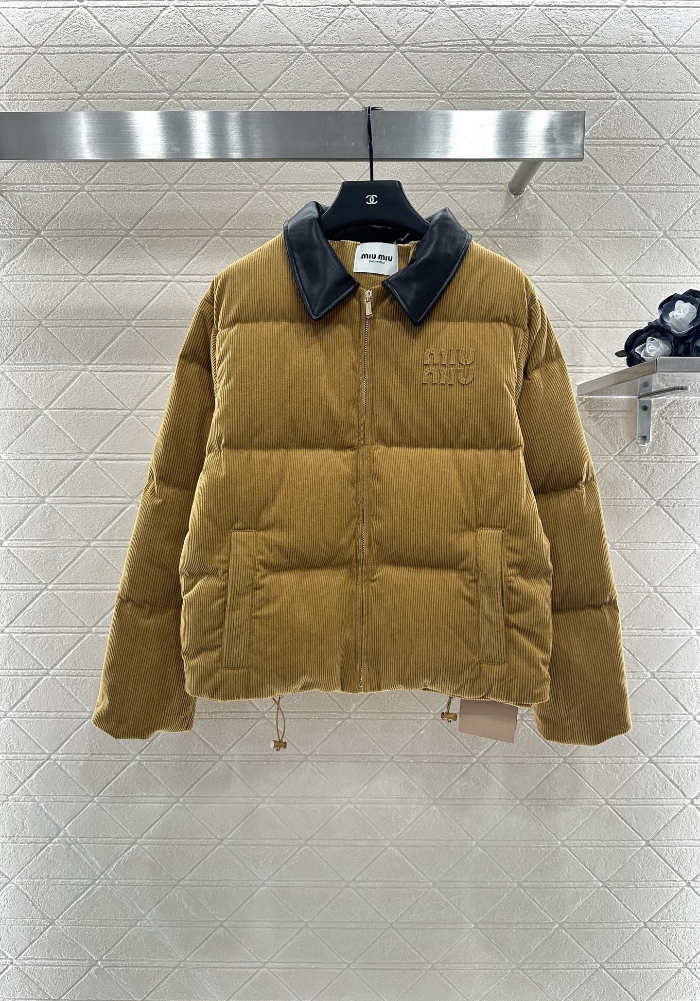 ♥Miumi*♥2025新品上架
   真皮领灯芯绒羽绒外套
定制YB灯芯绒材质 白鹅绒填充内里 整件轻