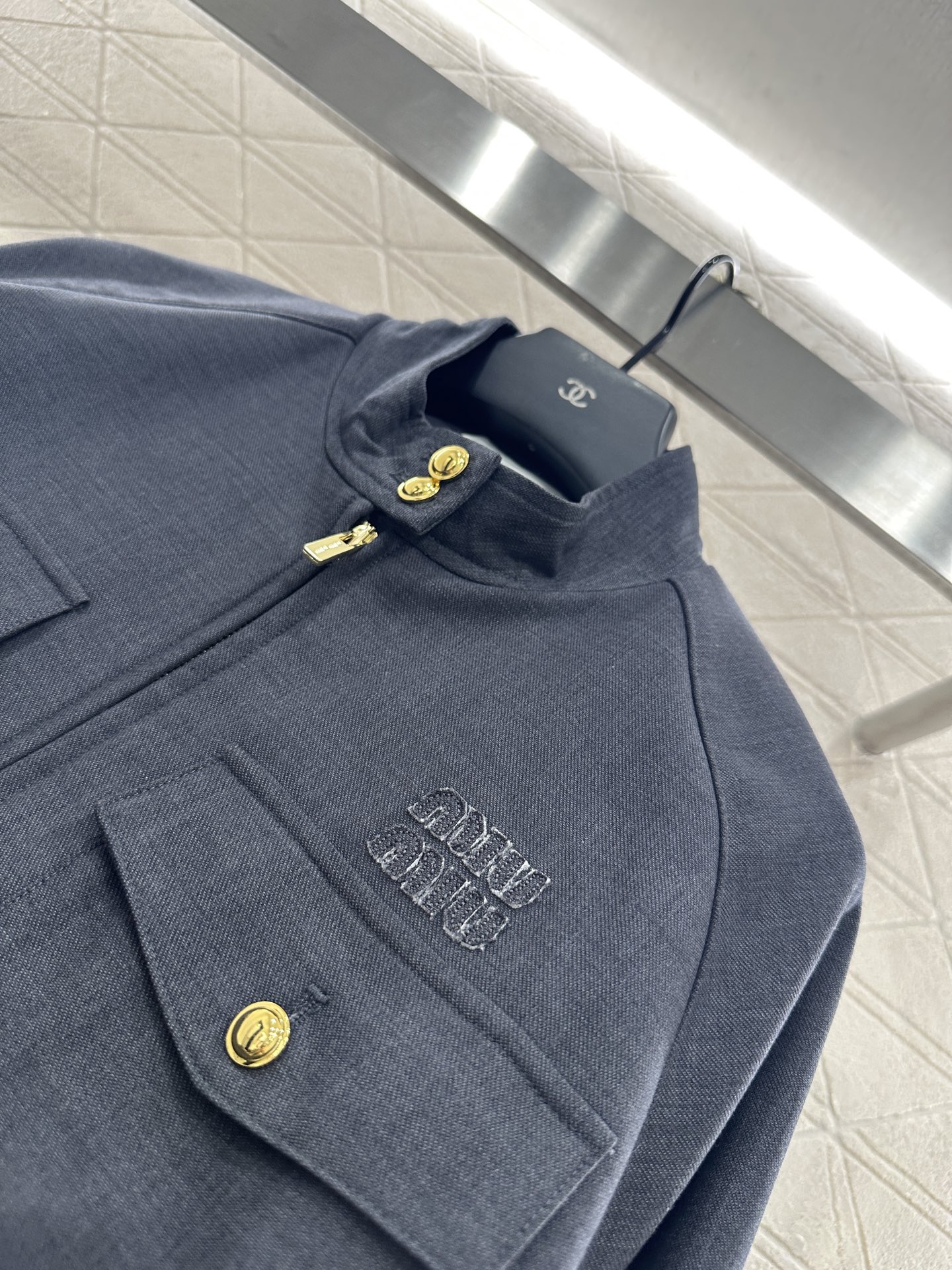 ♥Miumi*♥2025新品上架
      廓形翻领夹克外套
定制YB进口精仿羊毛材质 质感细腻 垂感