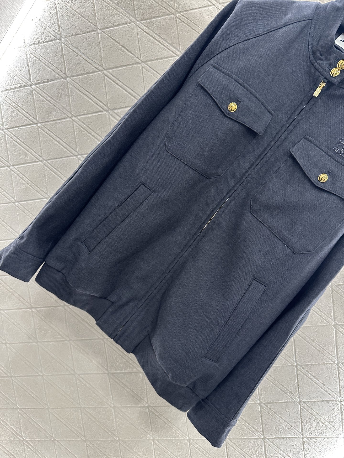 ♥Miumi*♥2025新品上架
      廓形翻领夹克外套
定制YB进口精仿羊毛材质 质感细腻 垂感