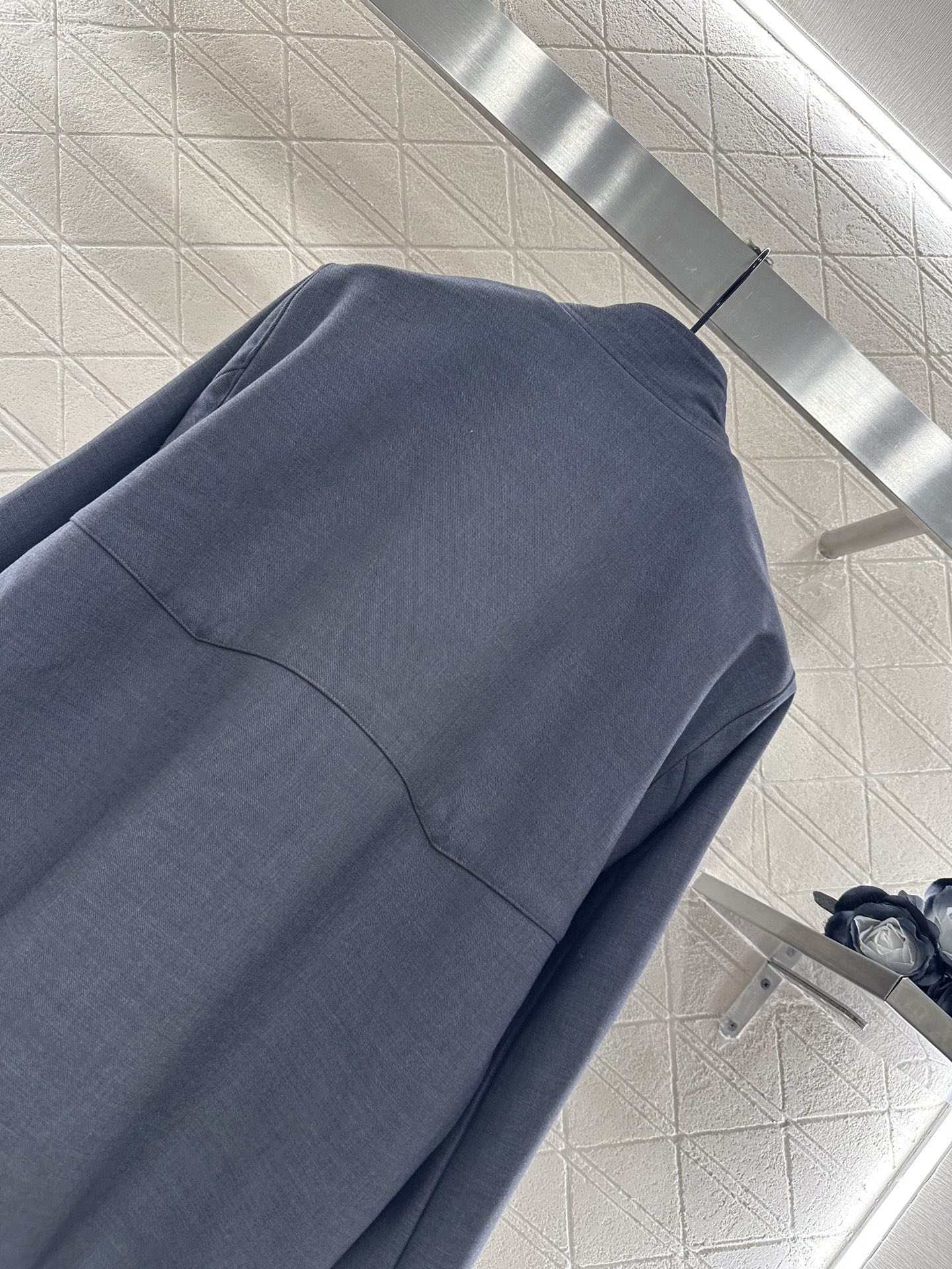 ♥Miumi*♥2025新品上架
      廓形翻领夹克外套
定制YB进口精仿羊毛材质 质感细腻 垂感