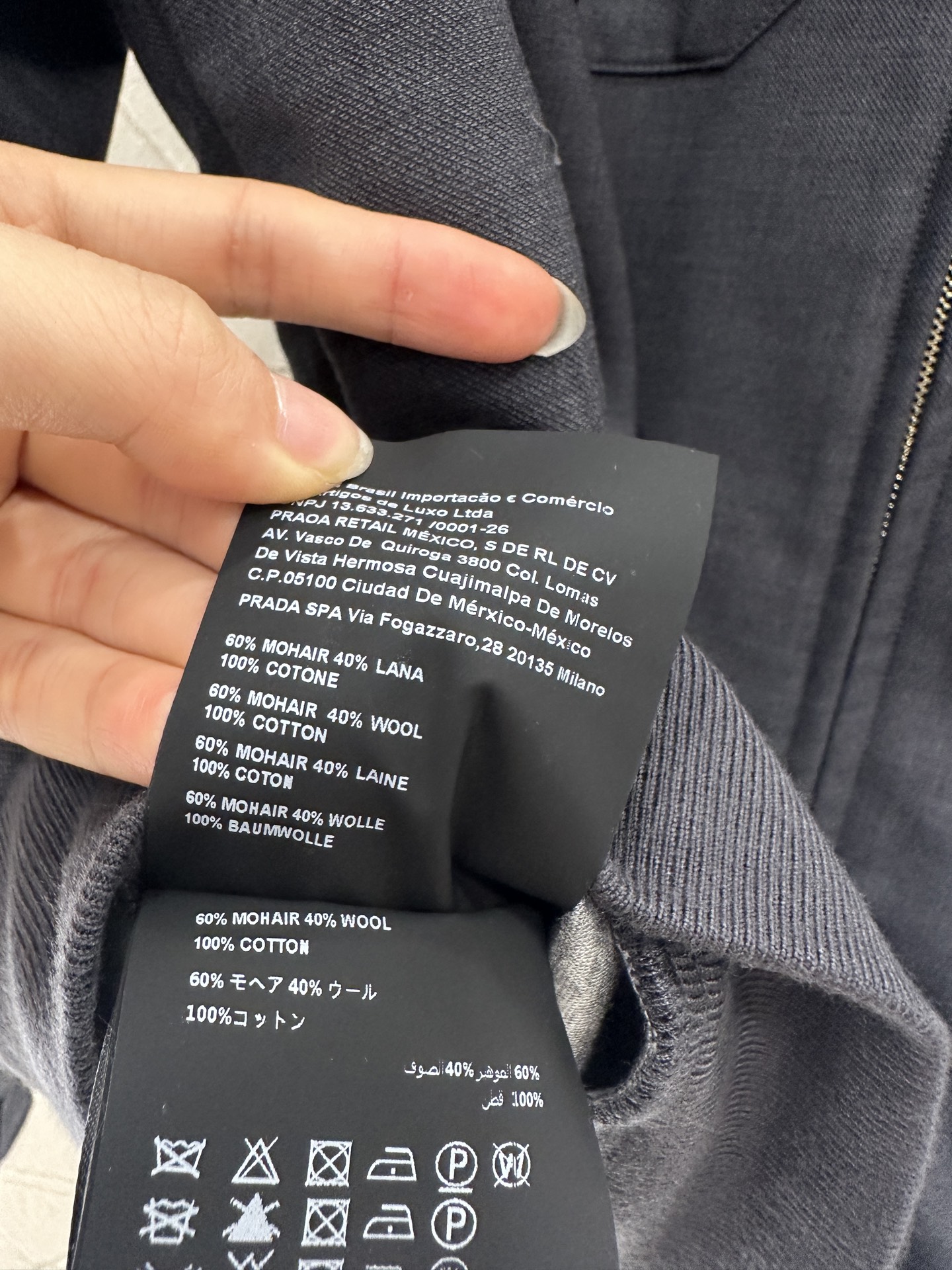 ♥Miumi*♥2025新品上架
      廓形翻领夹克外套
定制YB进口精仿羊毛材质 质感细腻 垂感