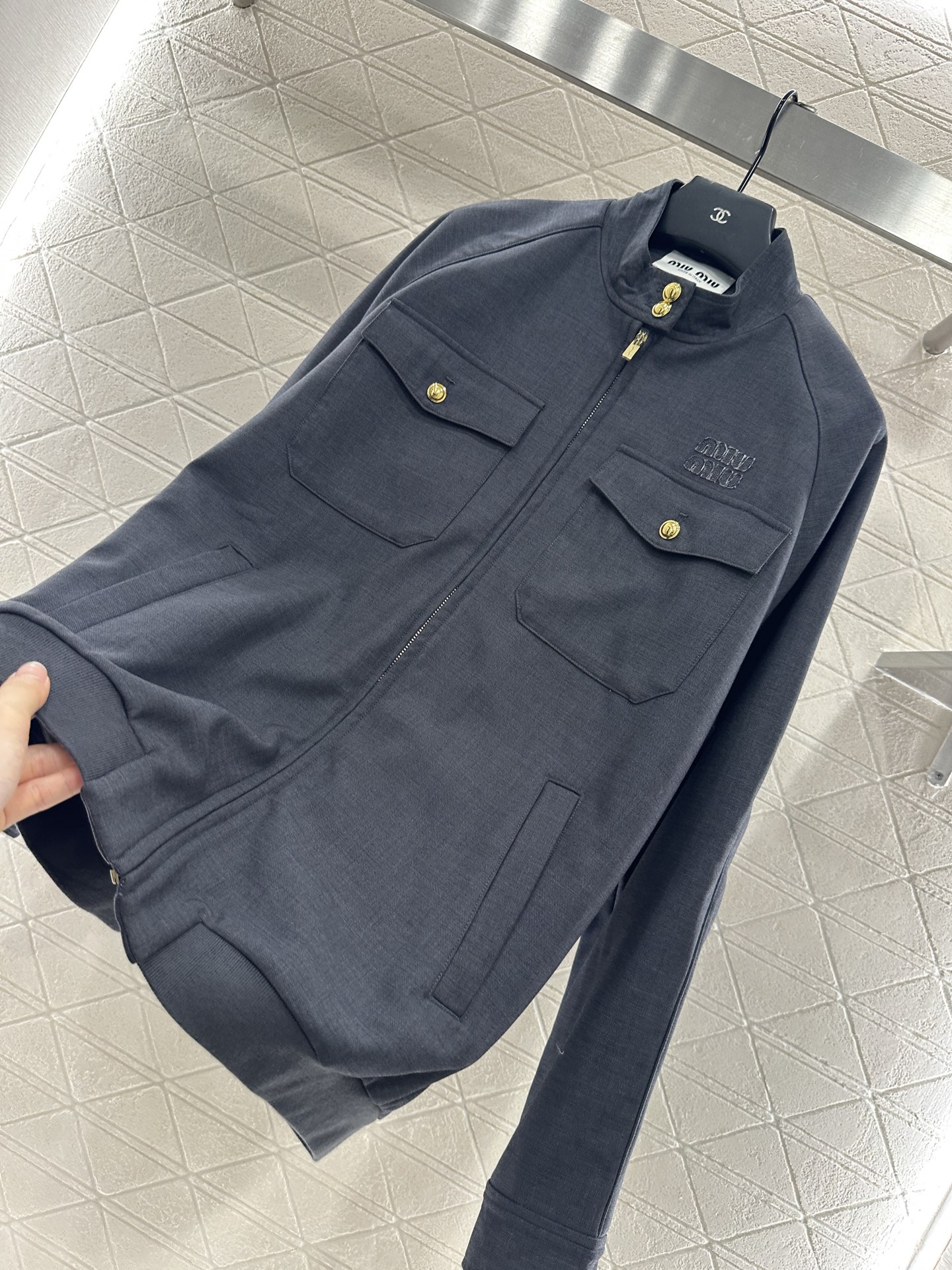 ♥Miumi*♥2025新品上架
      廓形翻领夹克外套
定制YB进口精仿羊毛材质 质感细腻 垂感