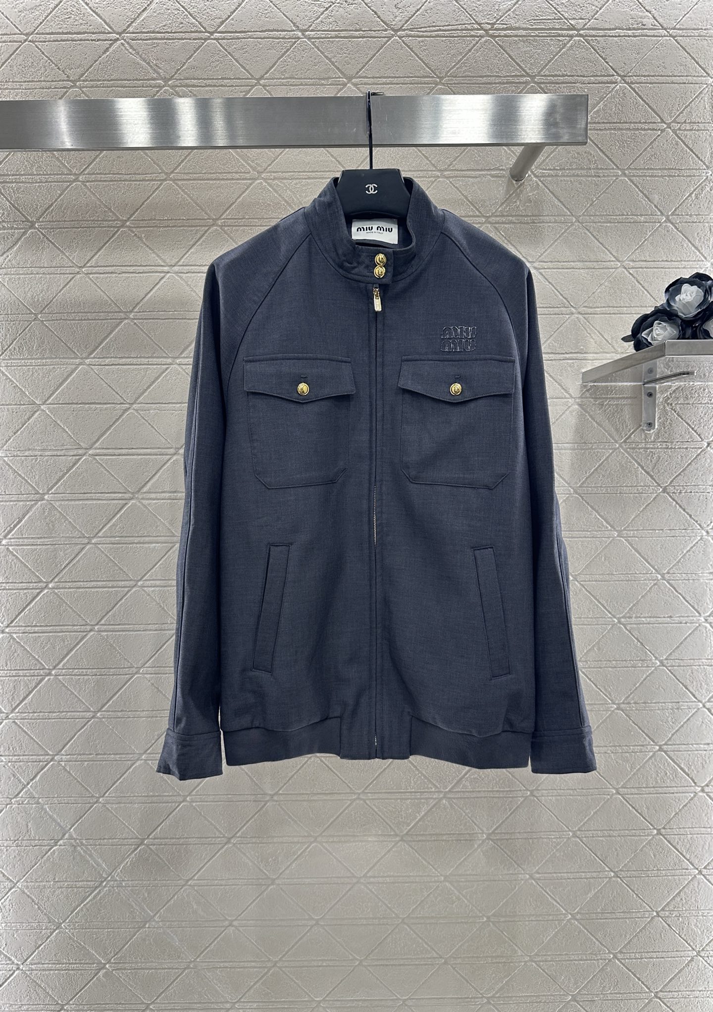 ♥Miumi*♥2025新品上架
      廓形翻领夹克外套
定制YB进口精仿羊毛材质 质感细腻 垂感