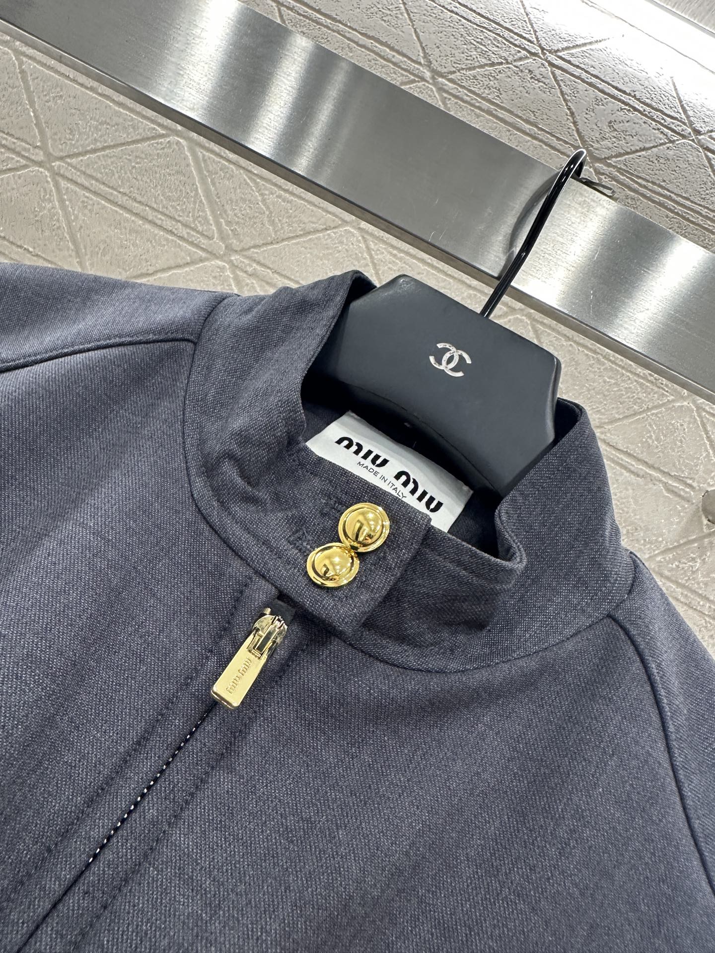 ♥Miumi*♥2025新品上架
      廓形翻领夹克外套
定制YB进口精仿羊毛材质 质感细腻 垂感