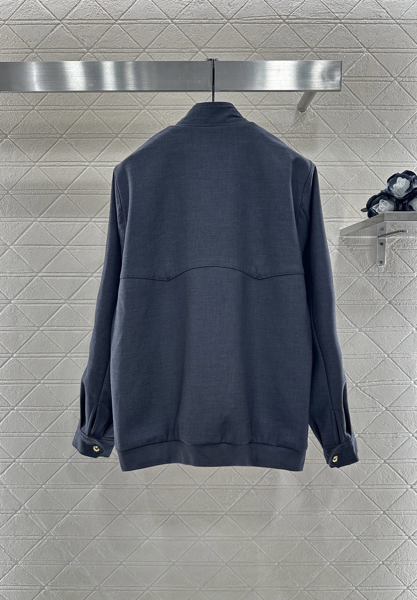 ♥Miumi*♥2025新品上架
      廓形翻领夹克外套
定制YB进口精仿羊毛材质 质感细腻 垂感