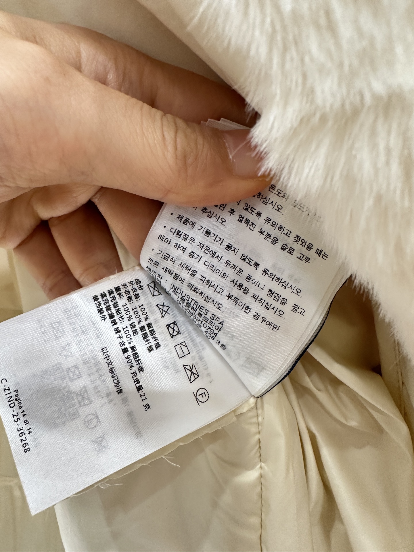 ♥Moncle♥2025新品上架
   泰迪毛绒按扣羽绒外套
前幅外层饰以泰迪毛绒材质 质感柔软舒适 躯