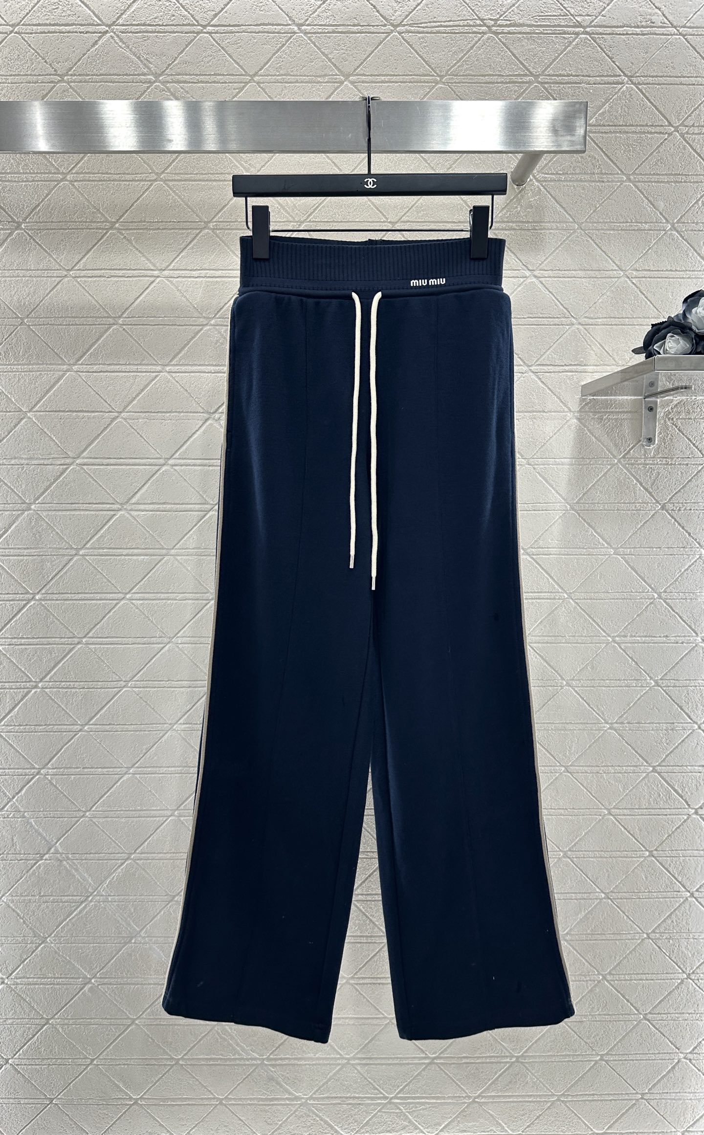 ♥Miumi*♥2025新品上架
     连帽外套长裤套装
定制YB进口棉涤材质 透气舒适 垂顺有型 