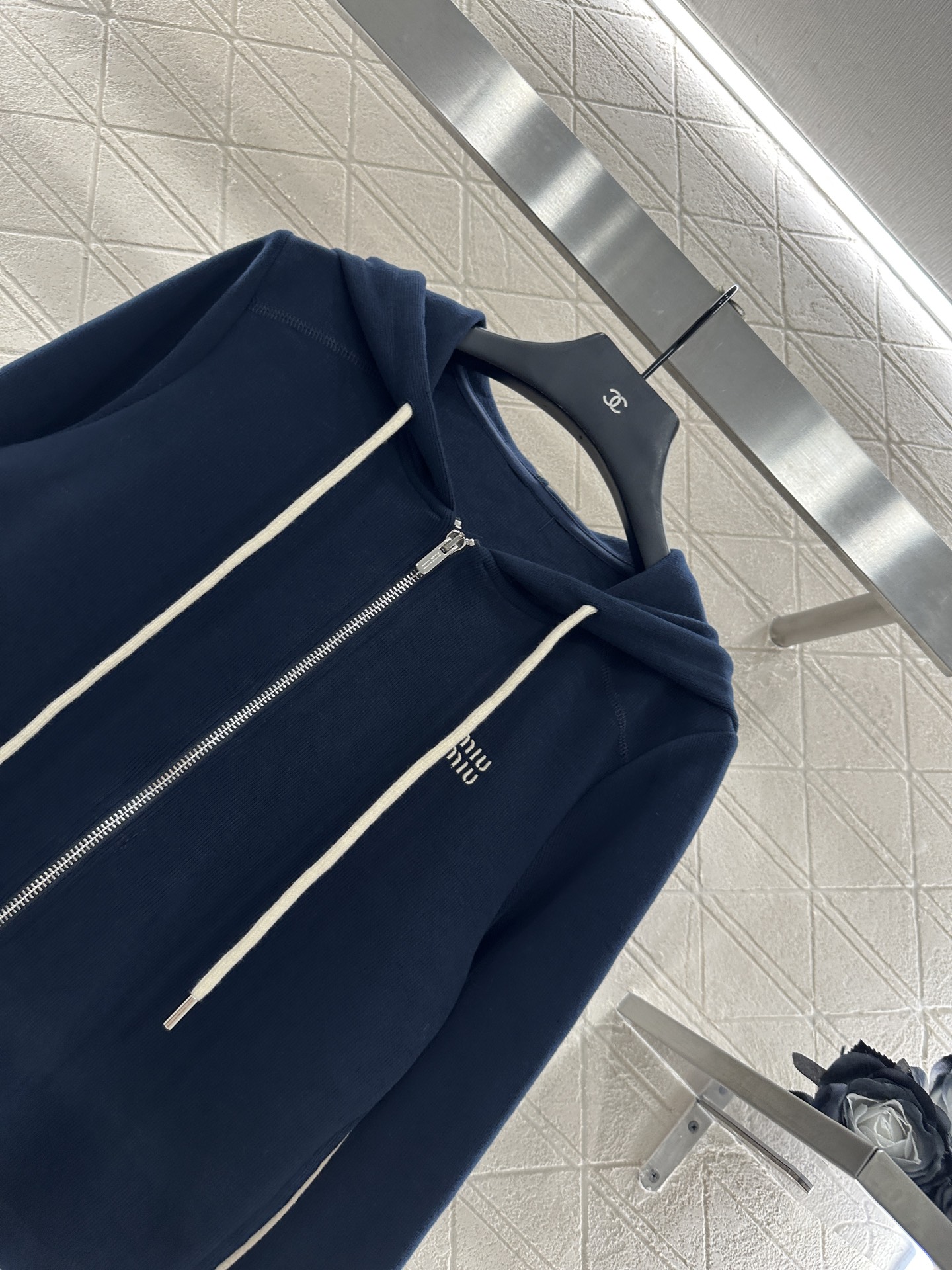 ♥Miumi*♥2025新品上架
     连帽外套长裤套装
定制YB进口棉涤材质 透气舒适 垂顺有型 