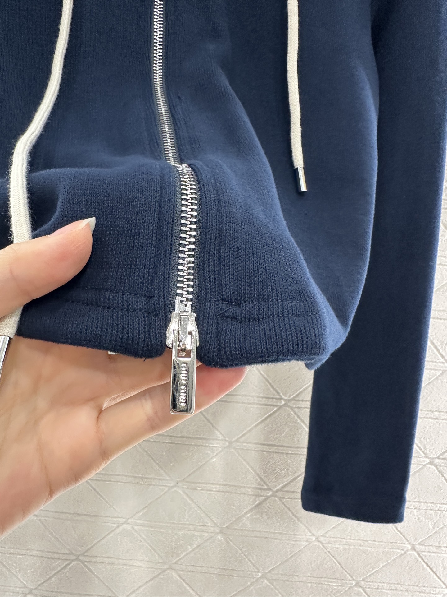 ♥Miumi*♥2025新品上架
     连帽外套长裤套装
定制YB进口棉涤材质 透气舒适 垂顺有型 