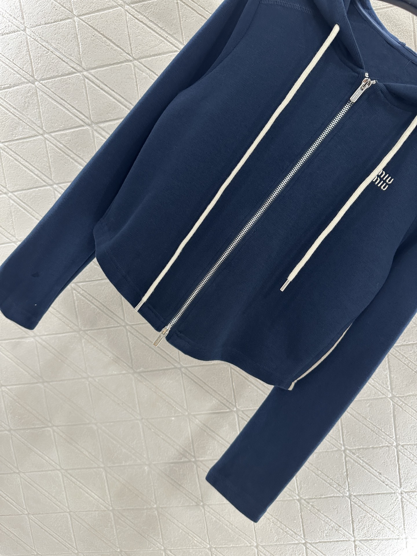 ♥Miumi*♥2025新品上架
     连帽外套长裤套装
定制YB进口棉涤材质 透气舒适 垂顺有型 