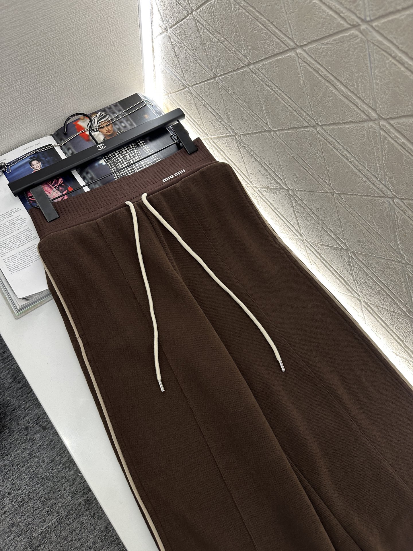 ♥Miumi*♥2025新品上架
     连帽外套长裤套装
定制YB进口棉涤材质 透气舒适 垂顺有型 