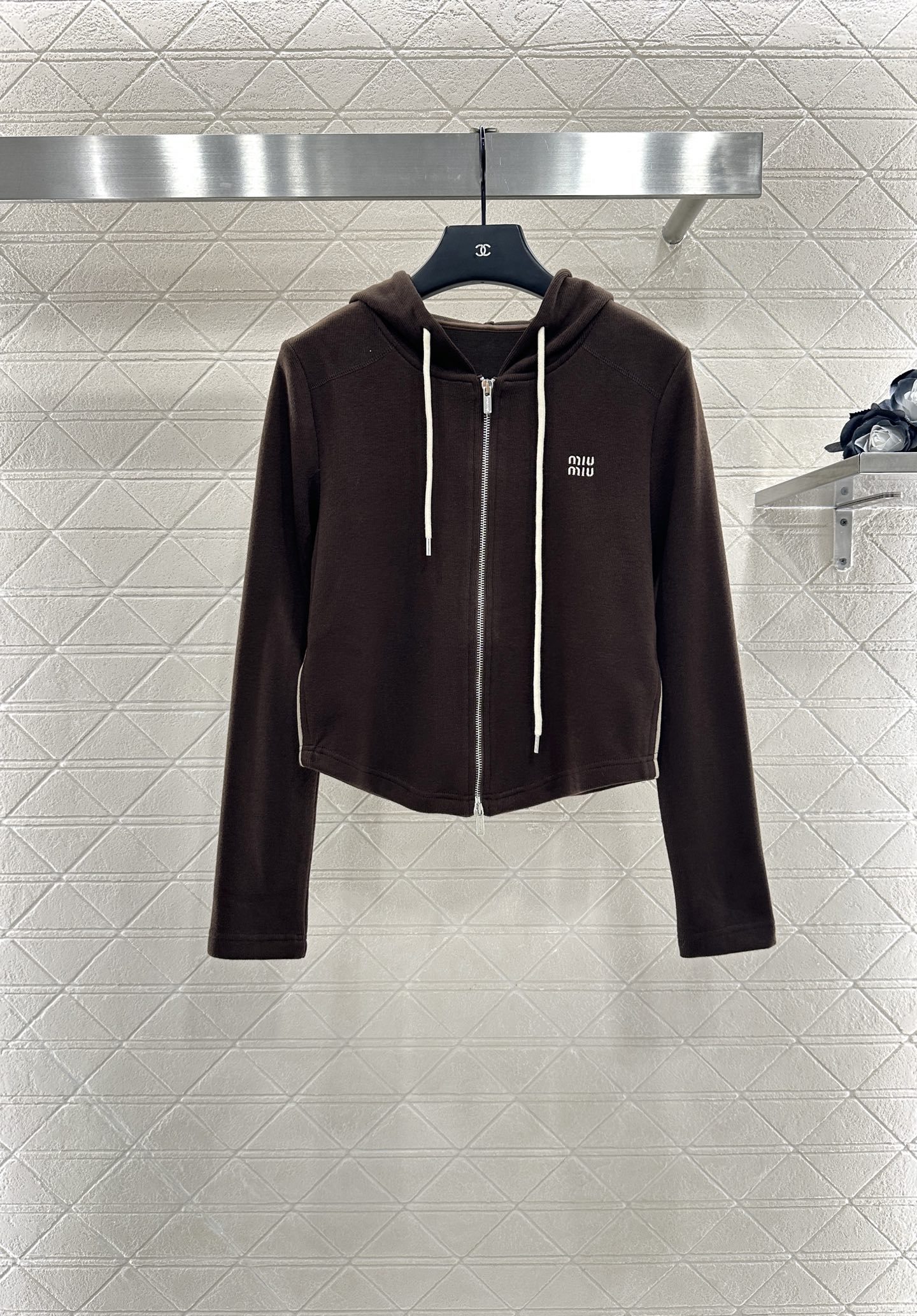 ♥Miumi*♥2025新品上架
     连帽外套长裤套装
定制YB进口棉涤材质 透气舒适 垂顺有型 