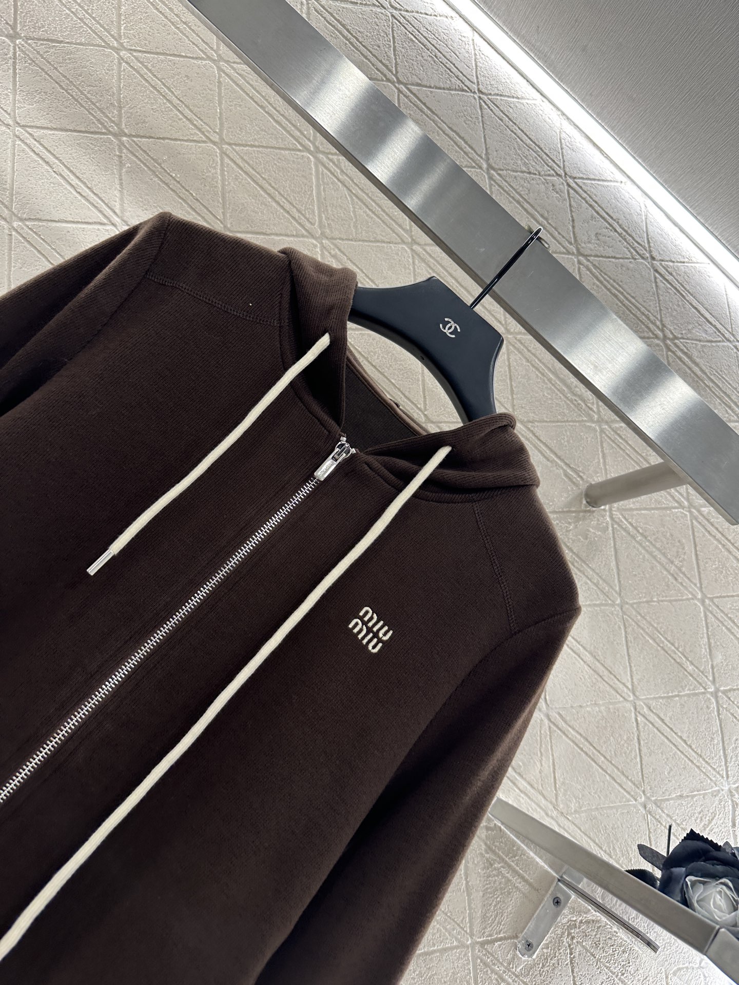 ♥Miumi*♥2025新品上架
     连帽外套长裤套装
定制YB进口棉涤材质 透气舒适 垂顺有型 