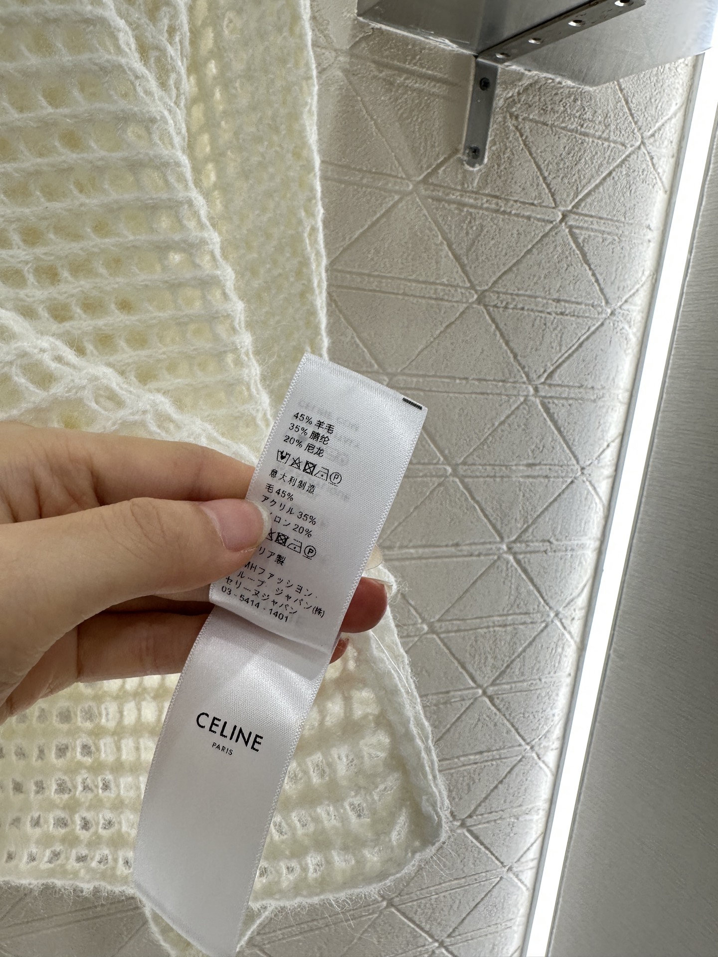 ♥Celin*♥2025新品上架
   绣花镂空套头连帽针织衫
定制YB羊毛纱线织造 质感高级 穿搭松弛