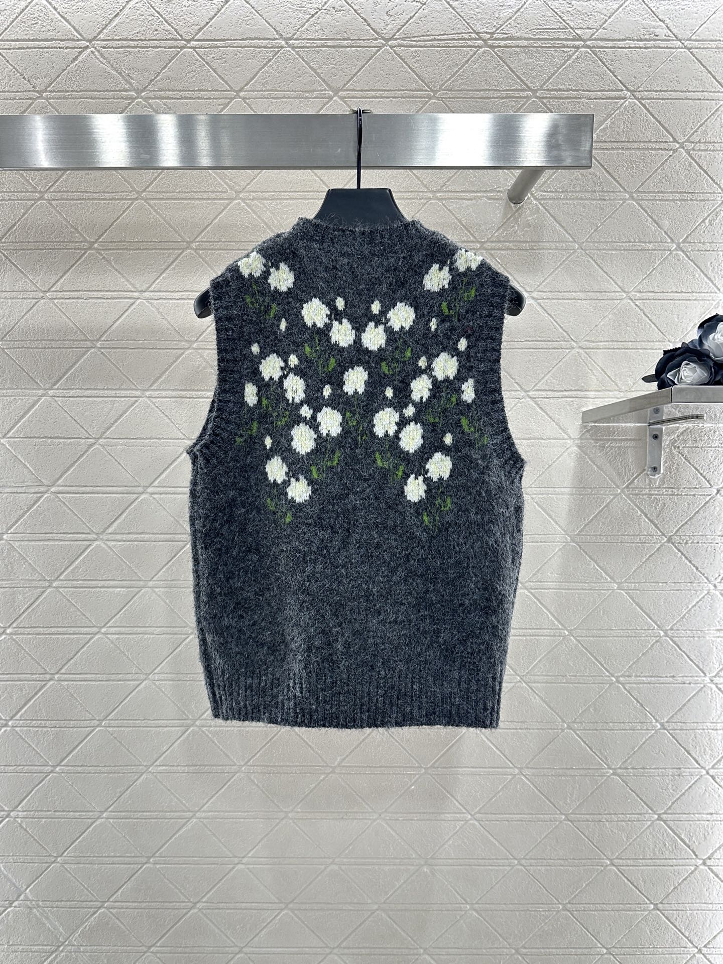 ♥Dio*♥2025新品上架
    立体钩花针织马甲
定制YB羊毛纱线织造 质感细腻 柔软舒适 圆领针