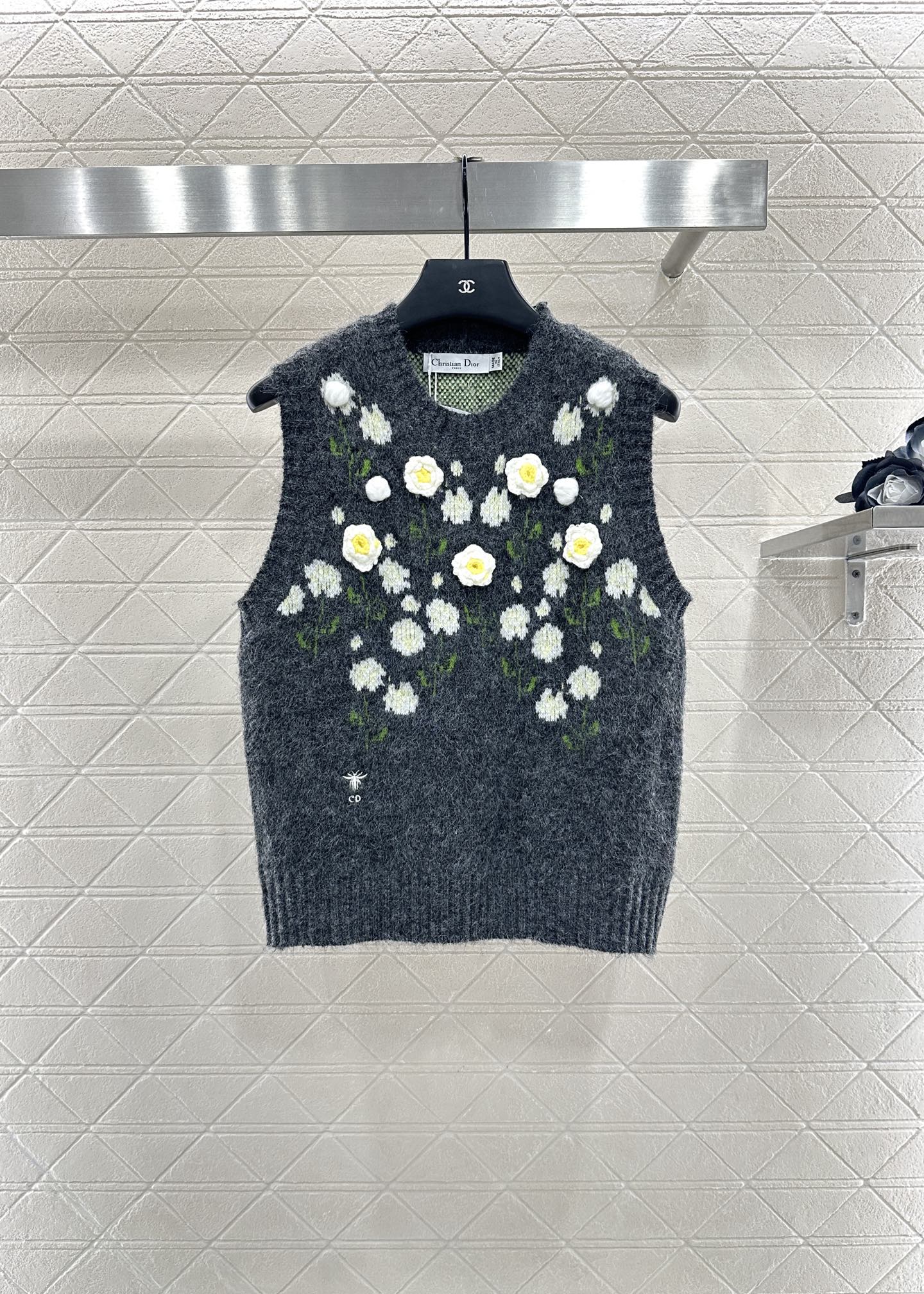 ♥Dio*♥2025新品上架
    立体钩花针织马甲
定制YB羊毛纱线织造 质感细腻 柔软舒适 圆领针