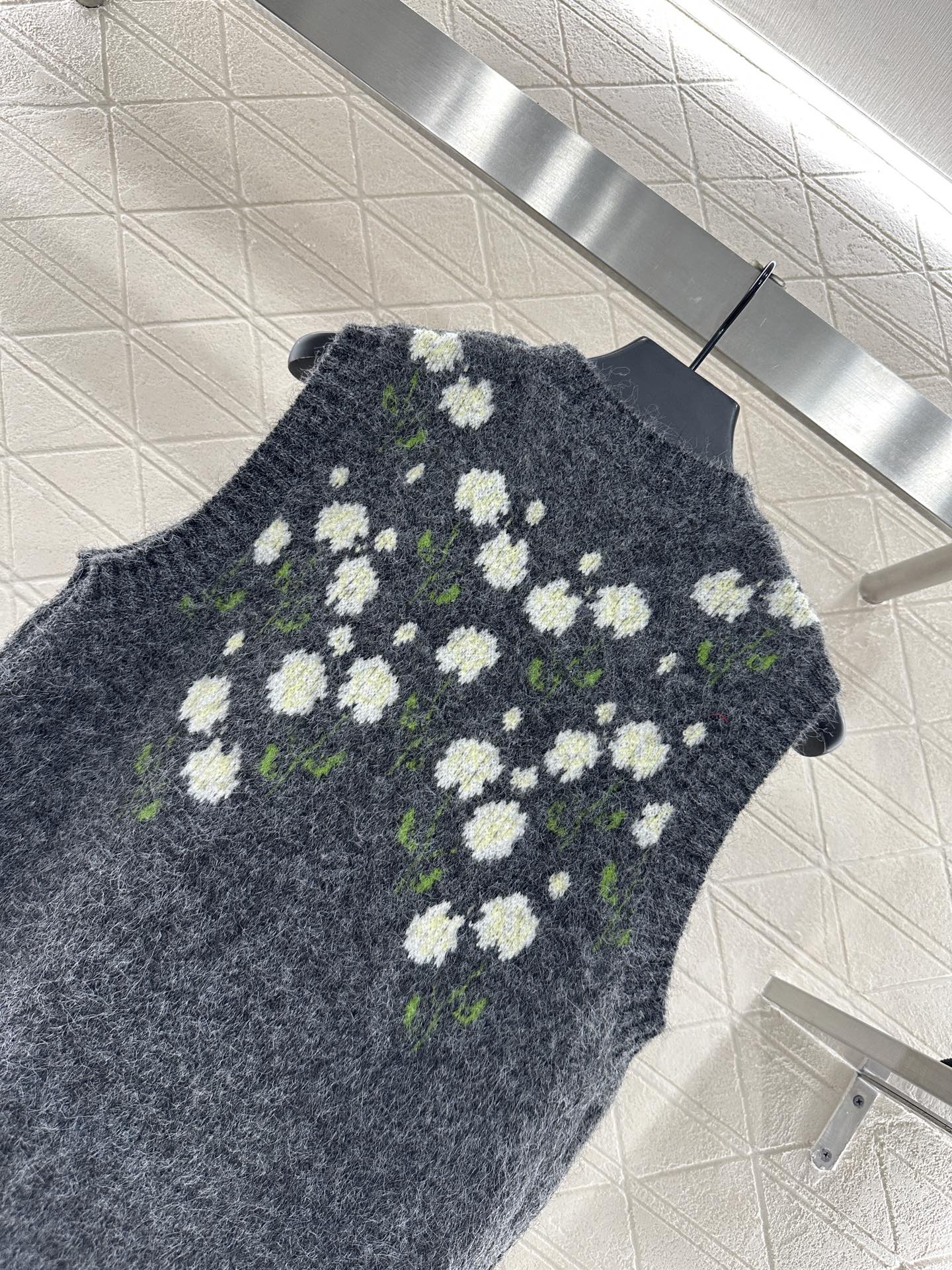 ♥Dio*♥2025新品上架
    立体钩花针织马甲
定制YB羊毛纱线织造 质感细腻 柔软舒适 圆领针