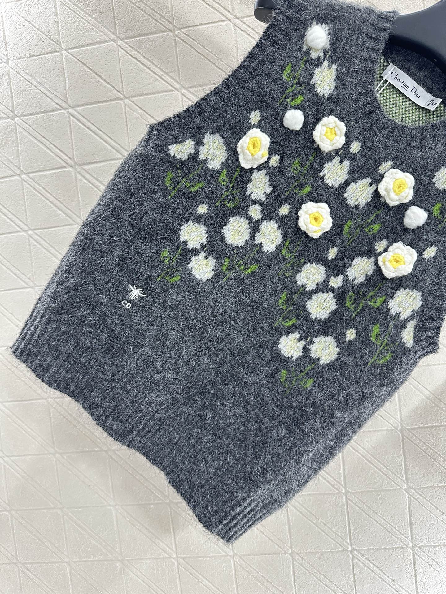 ♥Dio*♥2025新品上架
    立体钩花针织马甲
定制YB羊毛纱线织造 质感细腻 柔软舒适 圆领针