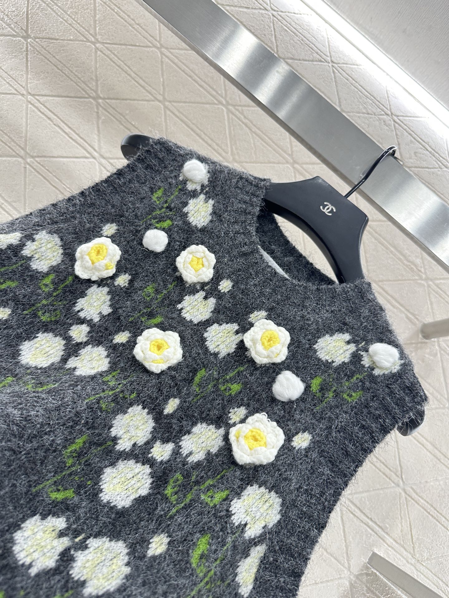 ♥Dio*♥2025新品上架
    立体钩花针织马甲
定制YB羊毛纱线织造 质感细腻 柔软舒适 圆领针