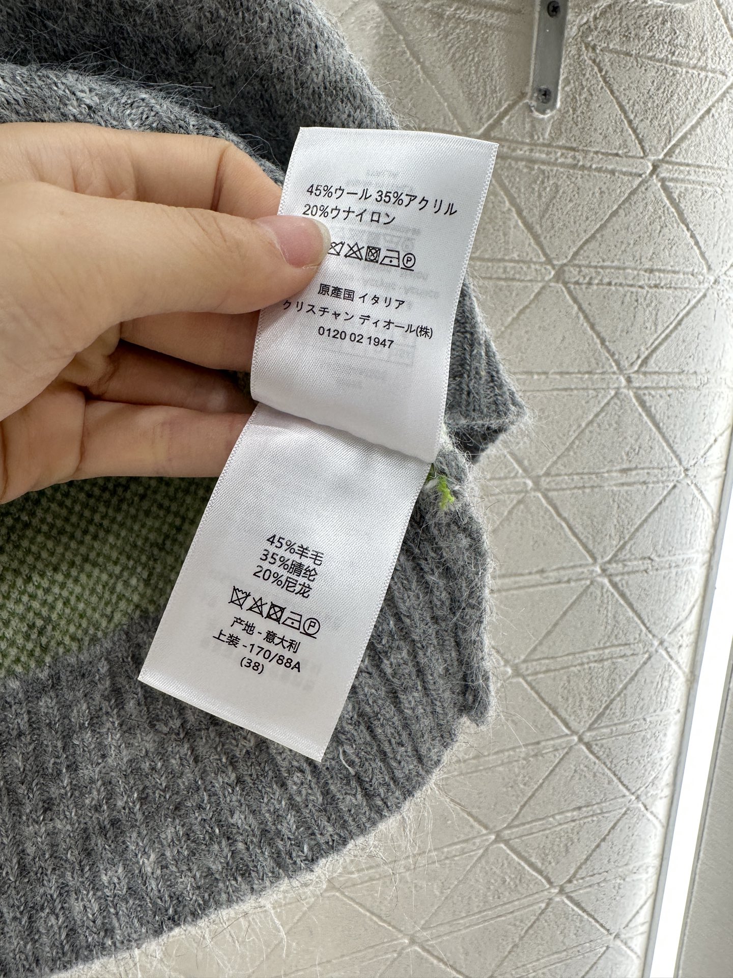 ♥Dio*♥2025新品上架
    立体钩花针织马甲
定制YB羊毛纱线织造 质感细腻 柔软舒适 圆领针