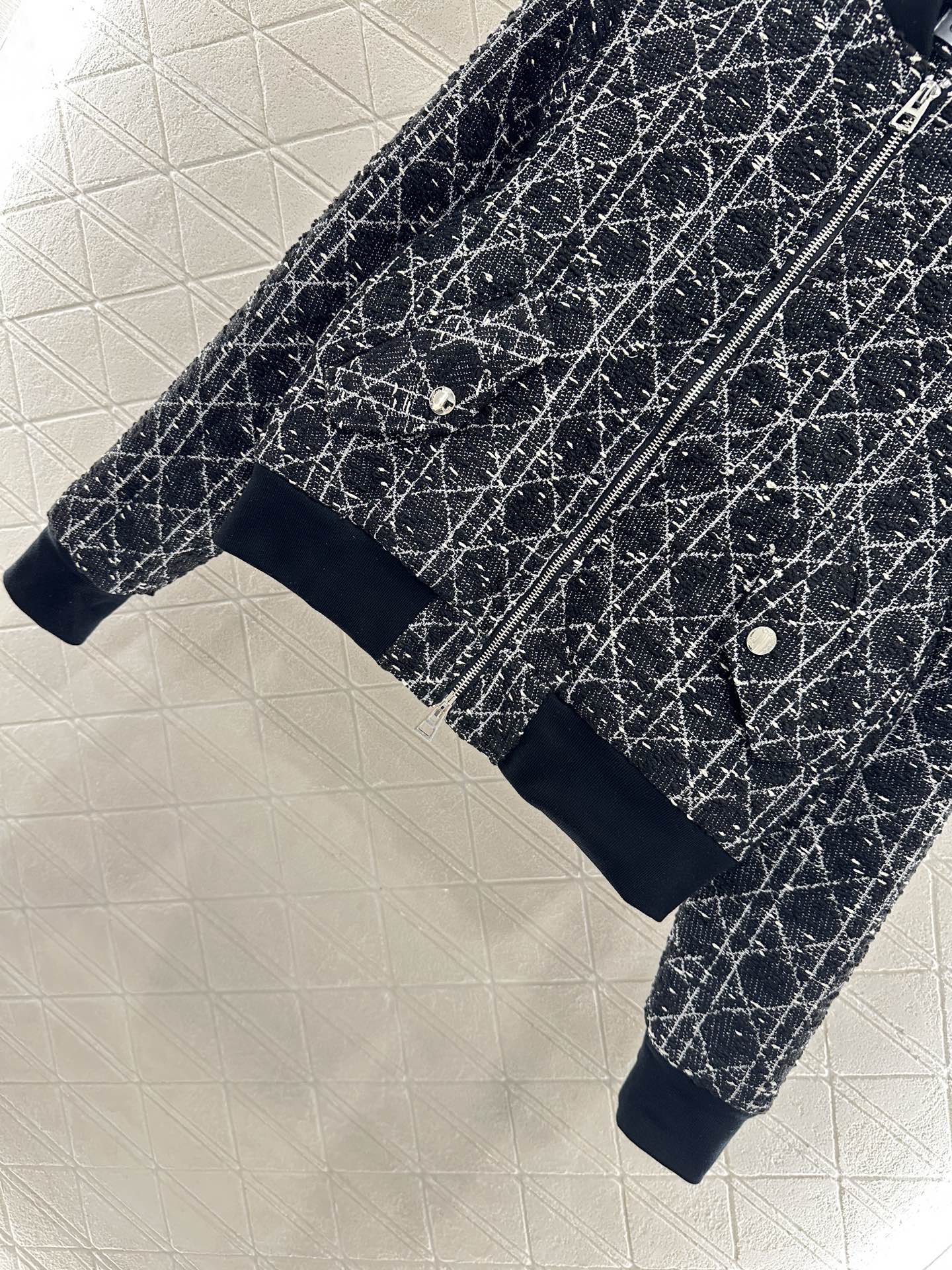 ♥Dio*♥2025新品上架
   藤格纹外套裙裤套装
定制YB棉毛材质 质感高级 品相十足 拉链棒球服