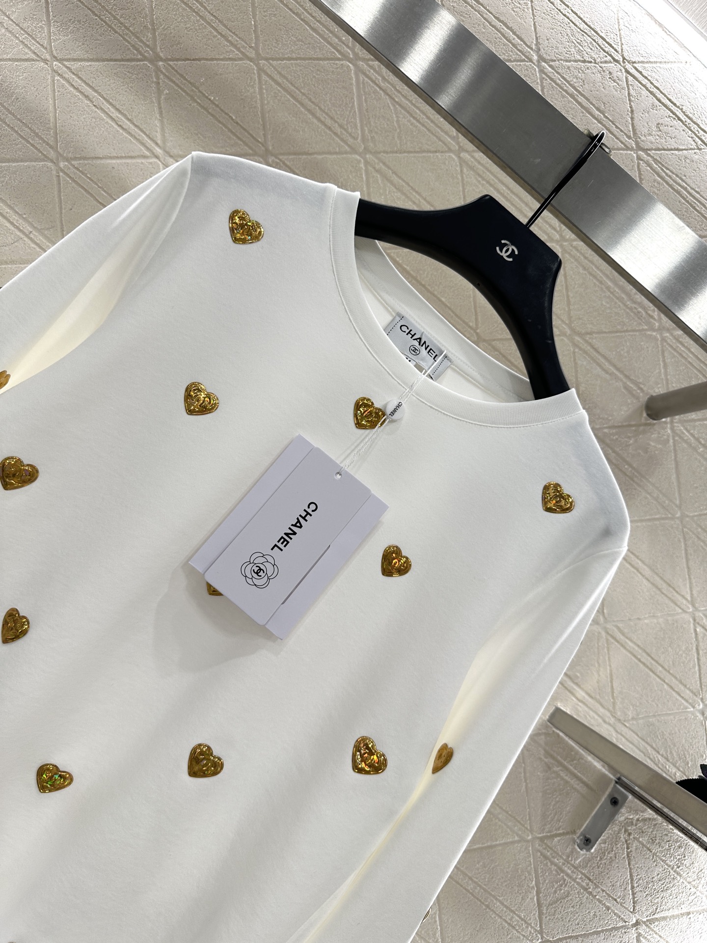 ♥Chane*♥2025新品上架
    双C金属徽章长袖
定制YB斜纹全棉材质 质感细腻 舒适好穿 圆