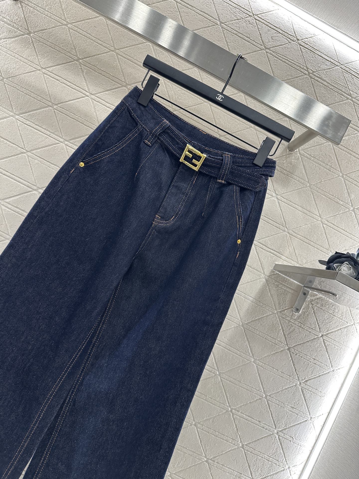 ♥Fend*♥2025新品上架
      腰带牛仔直筒长裤
定制YB斜纹棉牛仔材质 质感挺括 穿搭有型