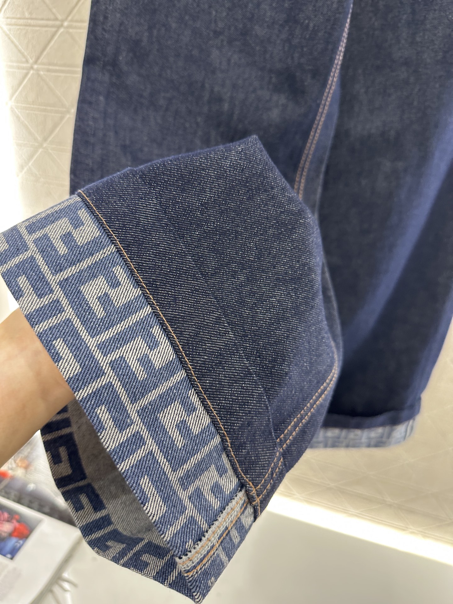 ♥Fend*♥2025新品上架
      腰带牛仔直筒长裤
定制YB斜纹棉牛仔材质 质感挺括 穿搭有型