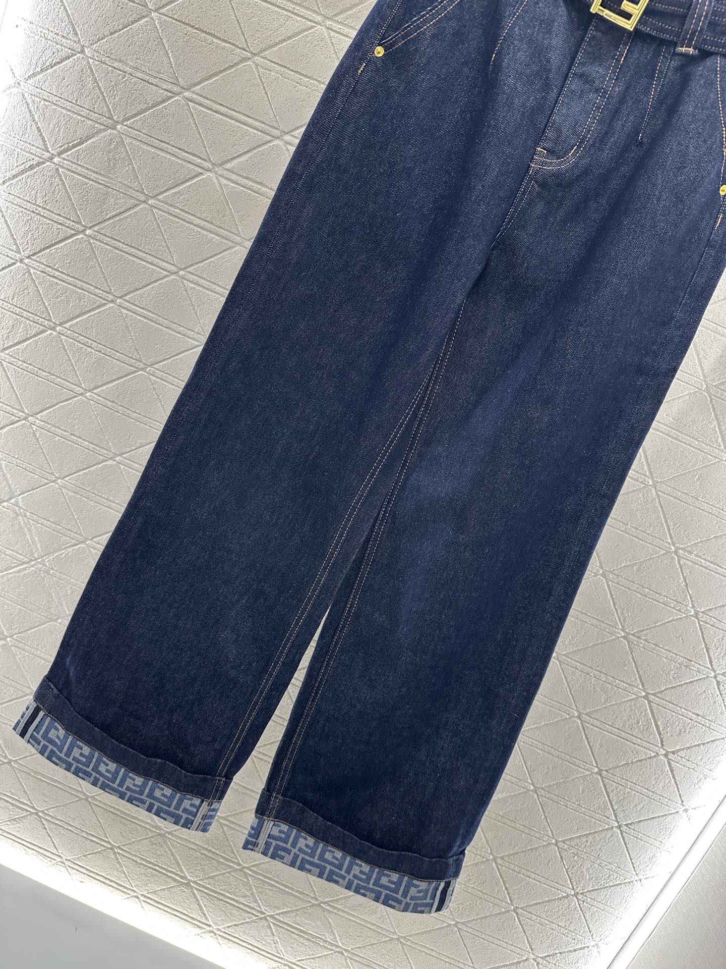 ♥Fend*♥2025新品上架
      腰带牛仔直筒长裤
定制YB斜纹棉牛仔材质 质感挺括 穿搭有型