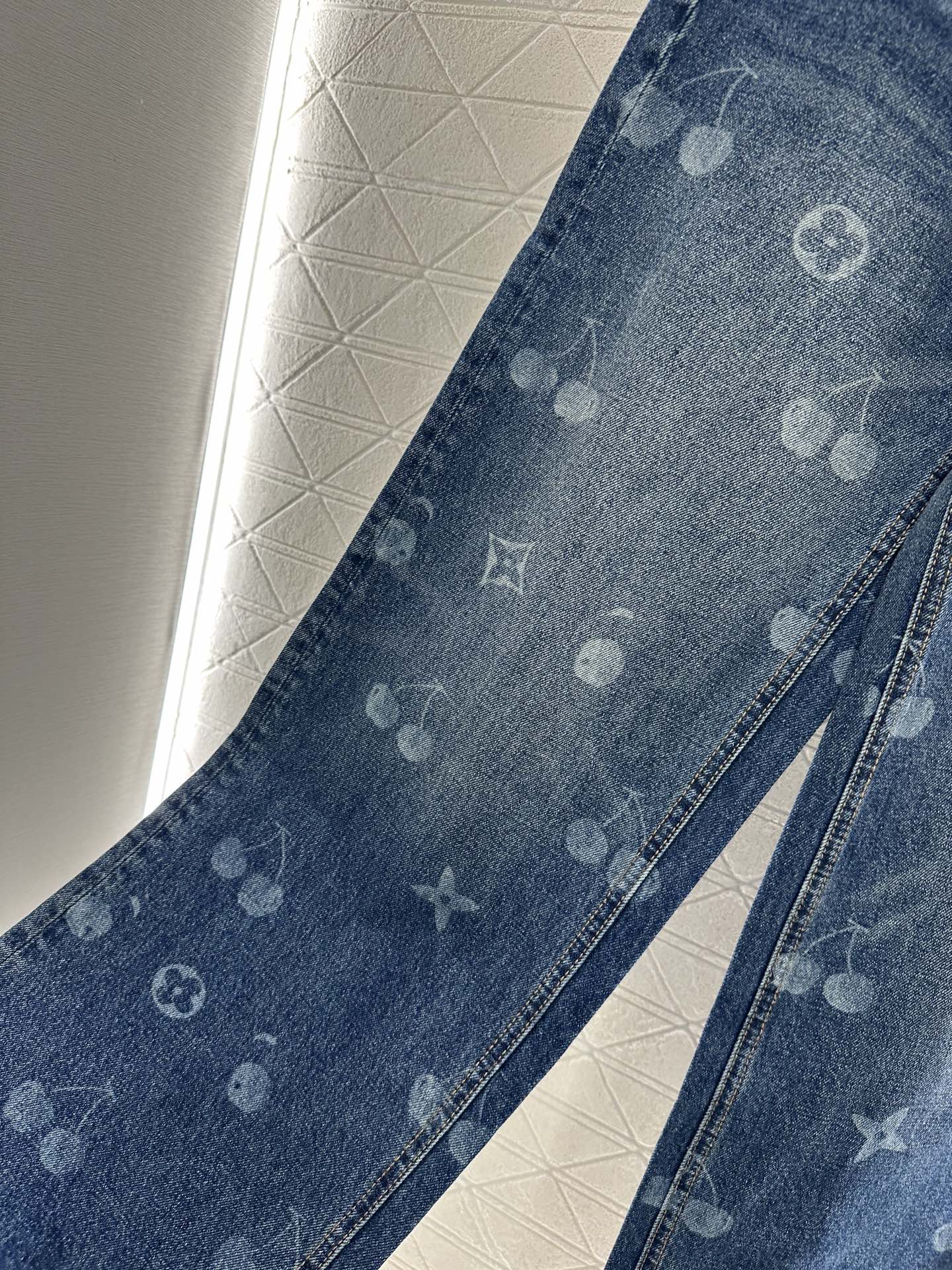 ♥Louis Vuitto*♥2025新品上架
      直筒樱桃激光牛仔长裤
定制YB斜纹棉牛仔材质