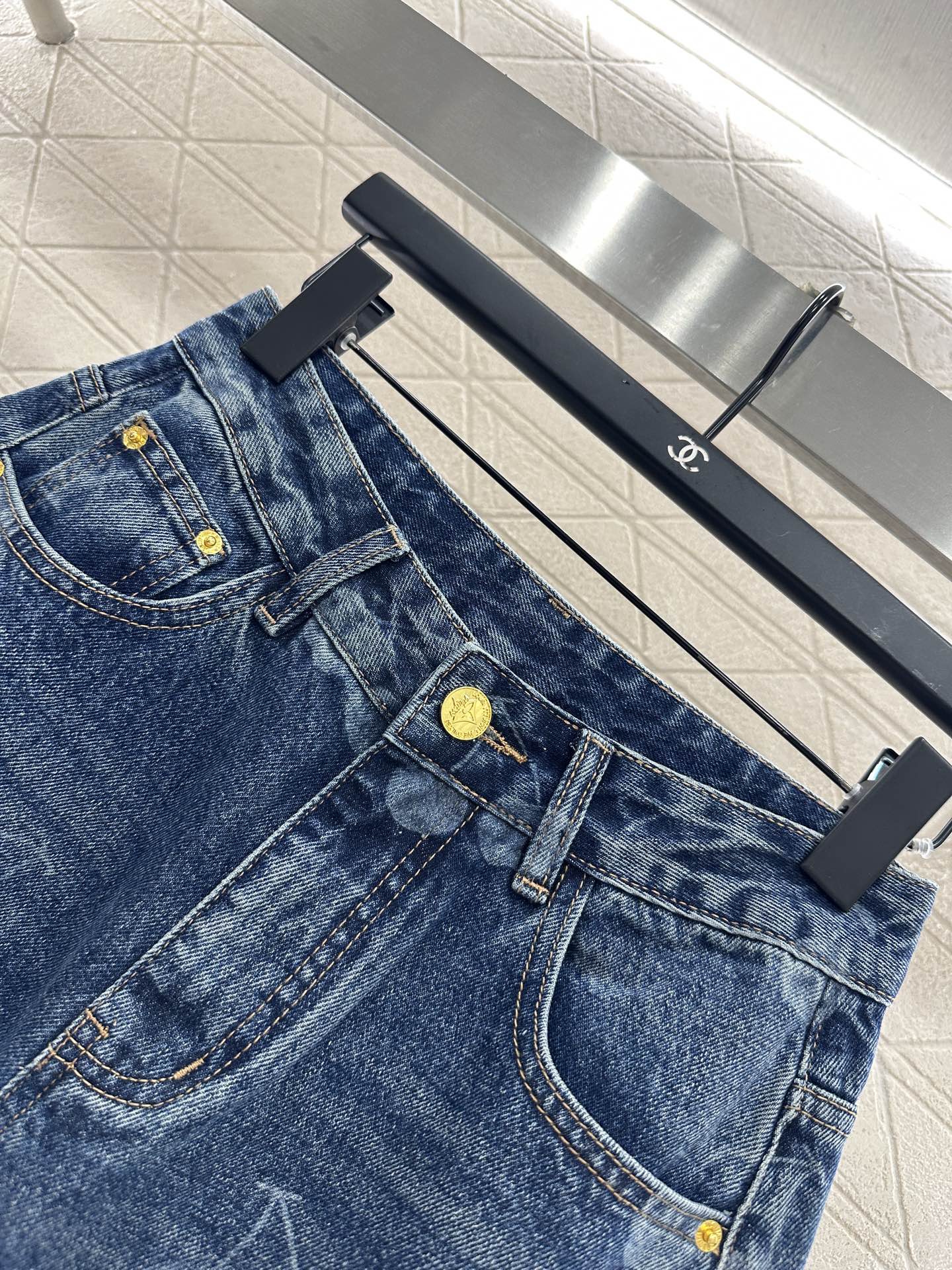 ♥Louis Vuitto*♥2025新品上架
      直筒樱桃激光牛仔长裤
定制YB斜纹棉牛仔材质