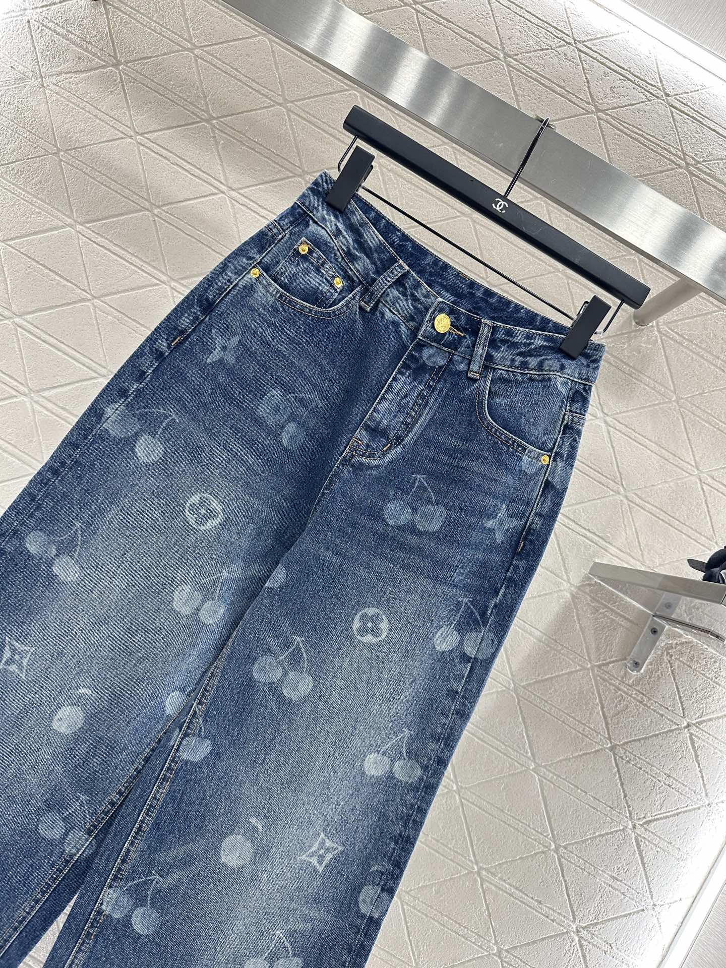 ♥Louis Vuitto*♥2025新品上架
      直筒樱桃激光牛仔长裤
定制YB斜纹棉牛仔材质