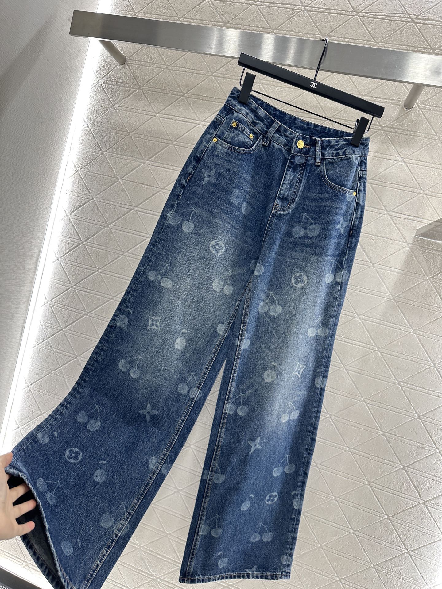 ♥Louis Vuitto*♥2025新品上架
      直筒樱桃激光牛仔长裤
定制YB斜纹棉牛仔材质