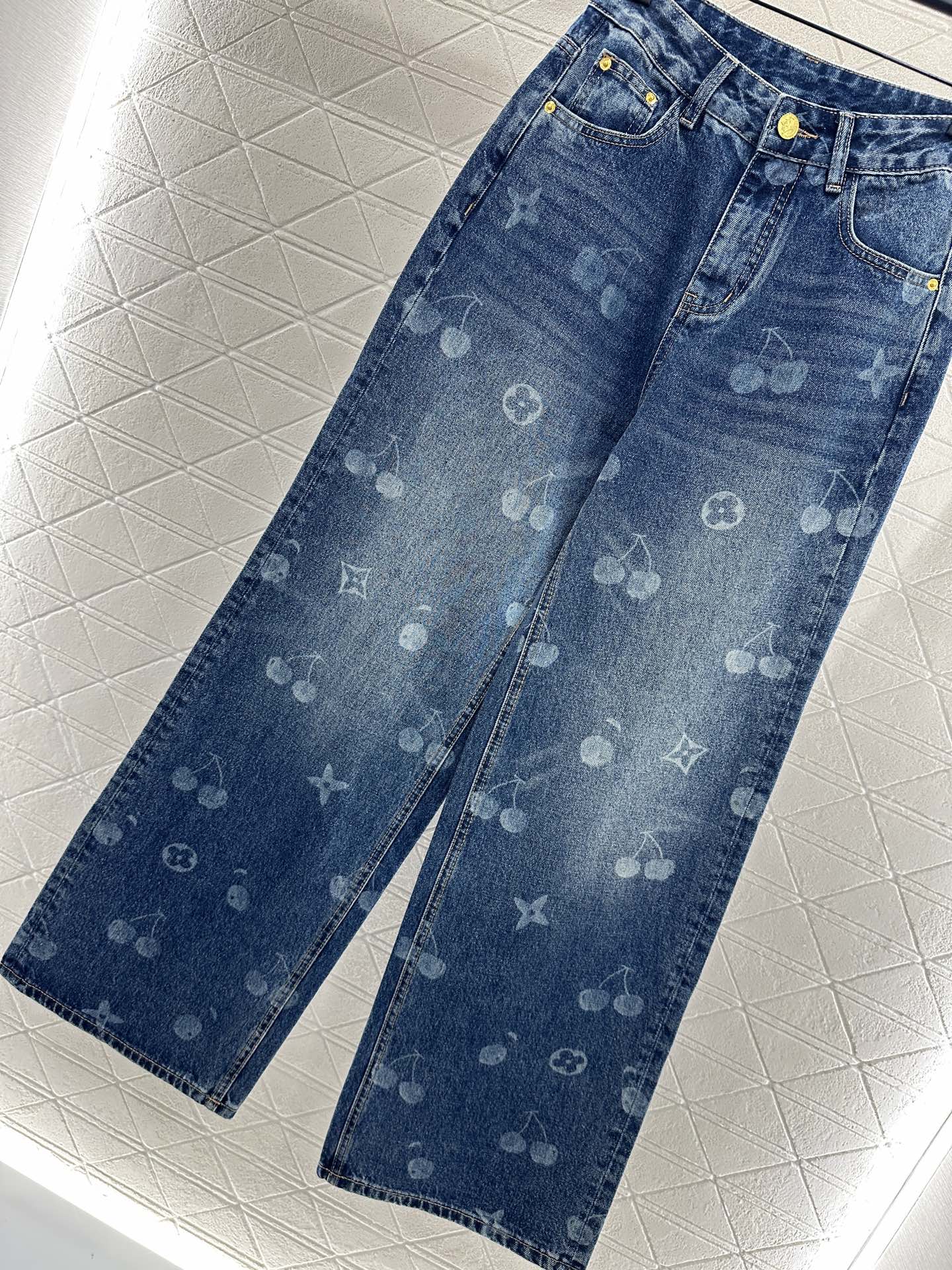 ♥Louis Vuitto*♥2025新品上架
      直筒樱桃激光牛仔长裤
定制YB斜纹棉牛仔材质